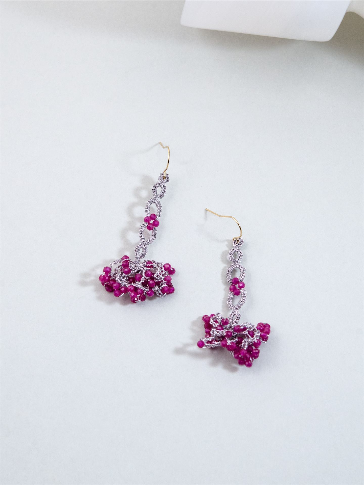 ルビー × 高輝度メタリック糸 クロッシェ ロングピアス/イヤリング - 【情熱の華】金具変更可