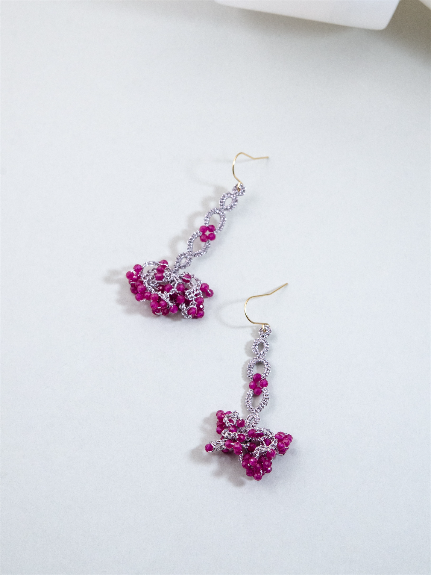 ルビー × 高輝度メタリック糸 クロッシェ ロングピアス/イヤリング - 【情熱の華】金具変更可