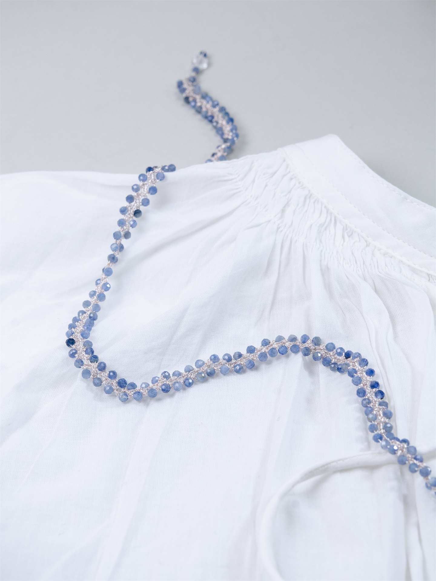 カイヤナイト クロッシェ ショートネックレス - 【氷の華】高輝度メタリックコード / 40cm