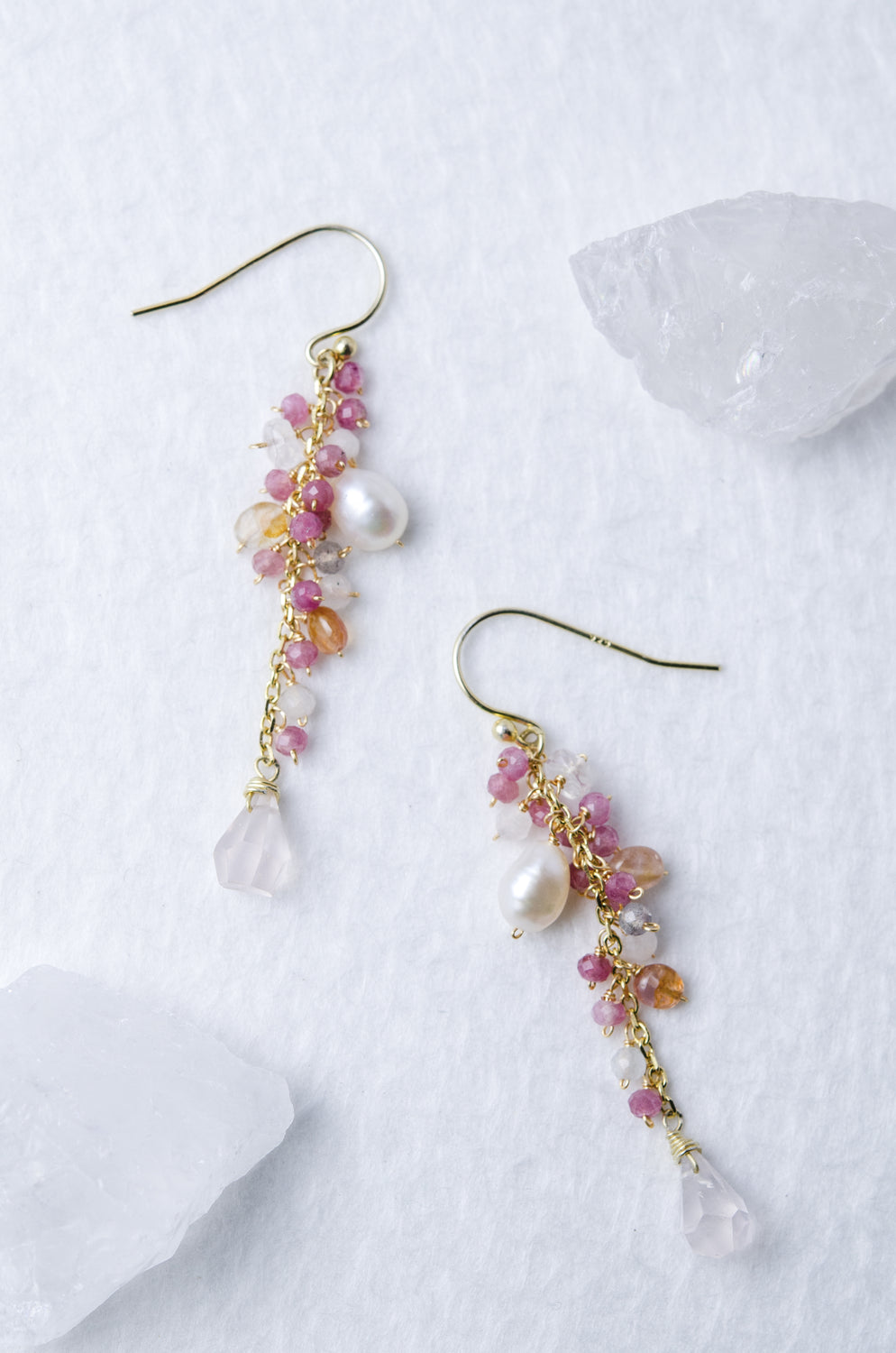 優しい桜ピンクで仕上げた華奢 な ピアス