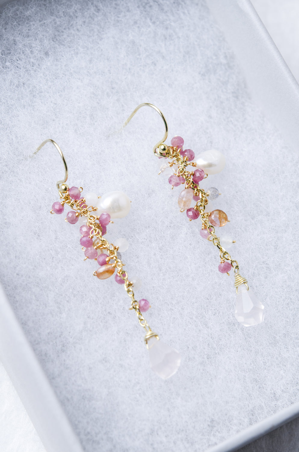 優しい桜ピンクで仕上げた華奢 な ピアス