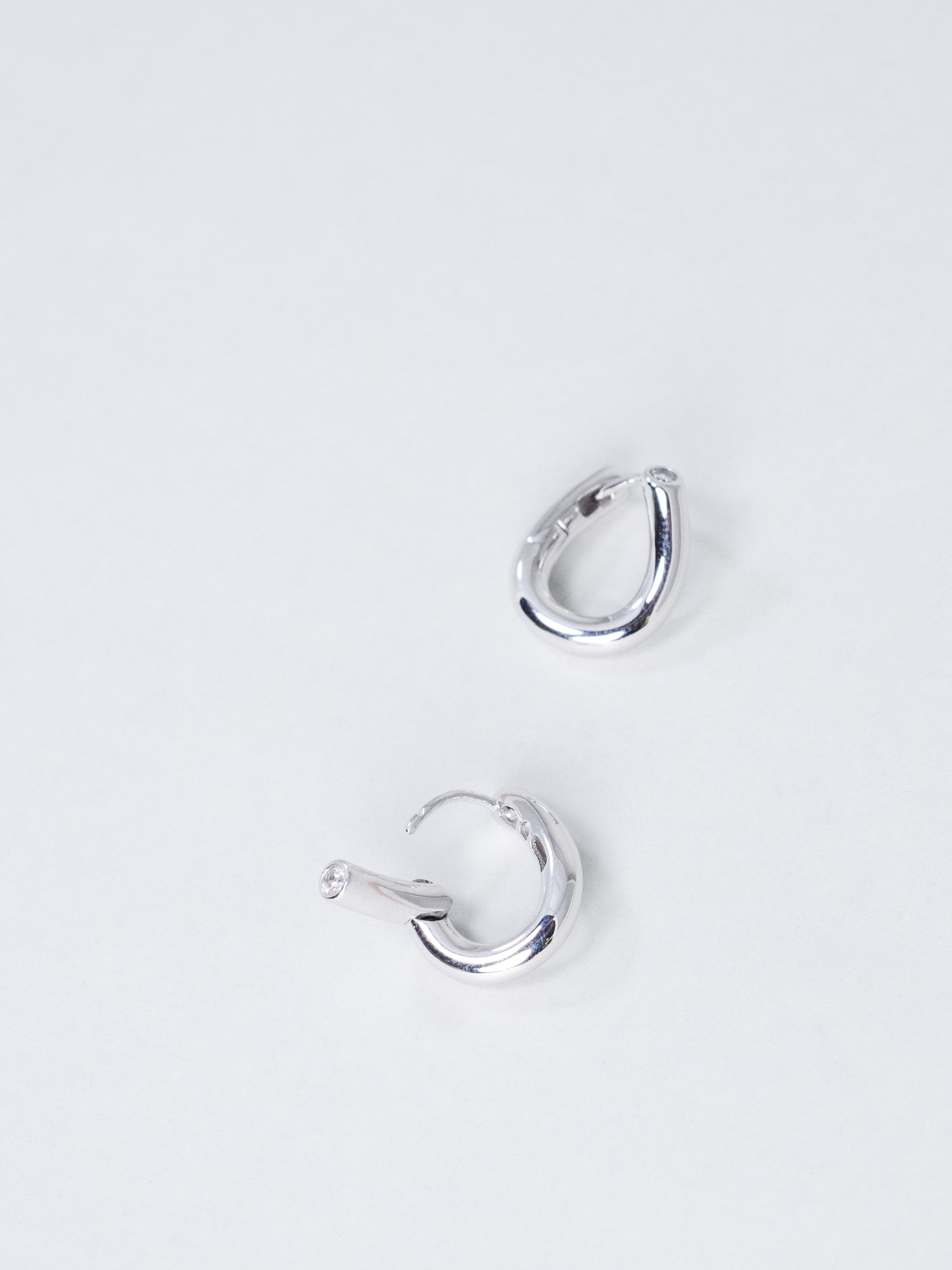 ツイスト フープピアス〈光の輪郭〉18Kゴールド／プラチナコーティング
