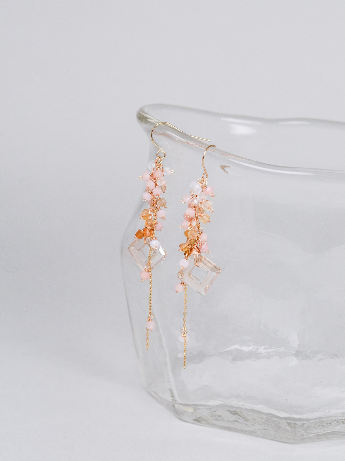 シトリン×ピンクオパール 揺れピアス〈蜜色と、花びらのあいだで〉14KGF ／ SV925 チェーンドロップ イヤリング対応 ユニセックス｜神戸アトリエ LUCINE