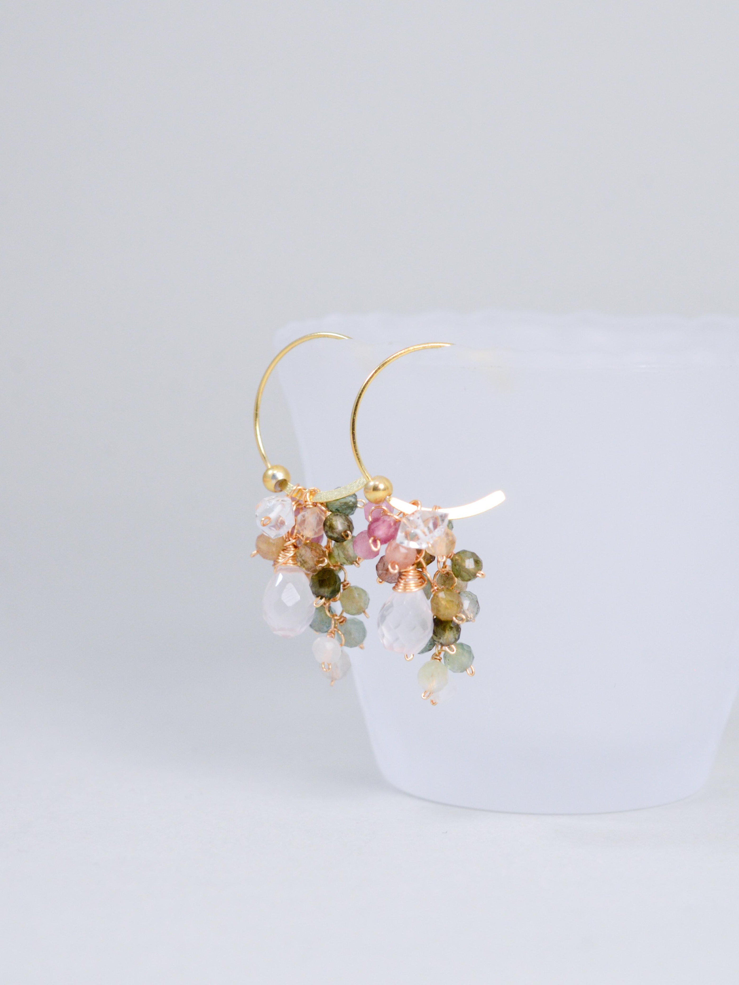 トルマリン & ローズクォーツ フープピアス〈ちいさな、ひとふさ〉｜LUCINE