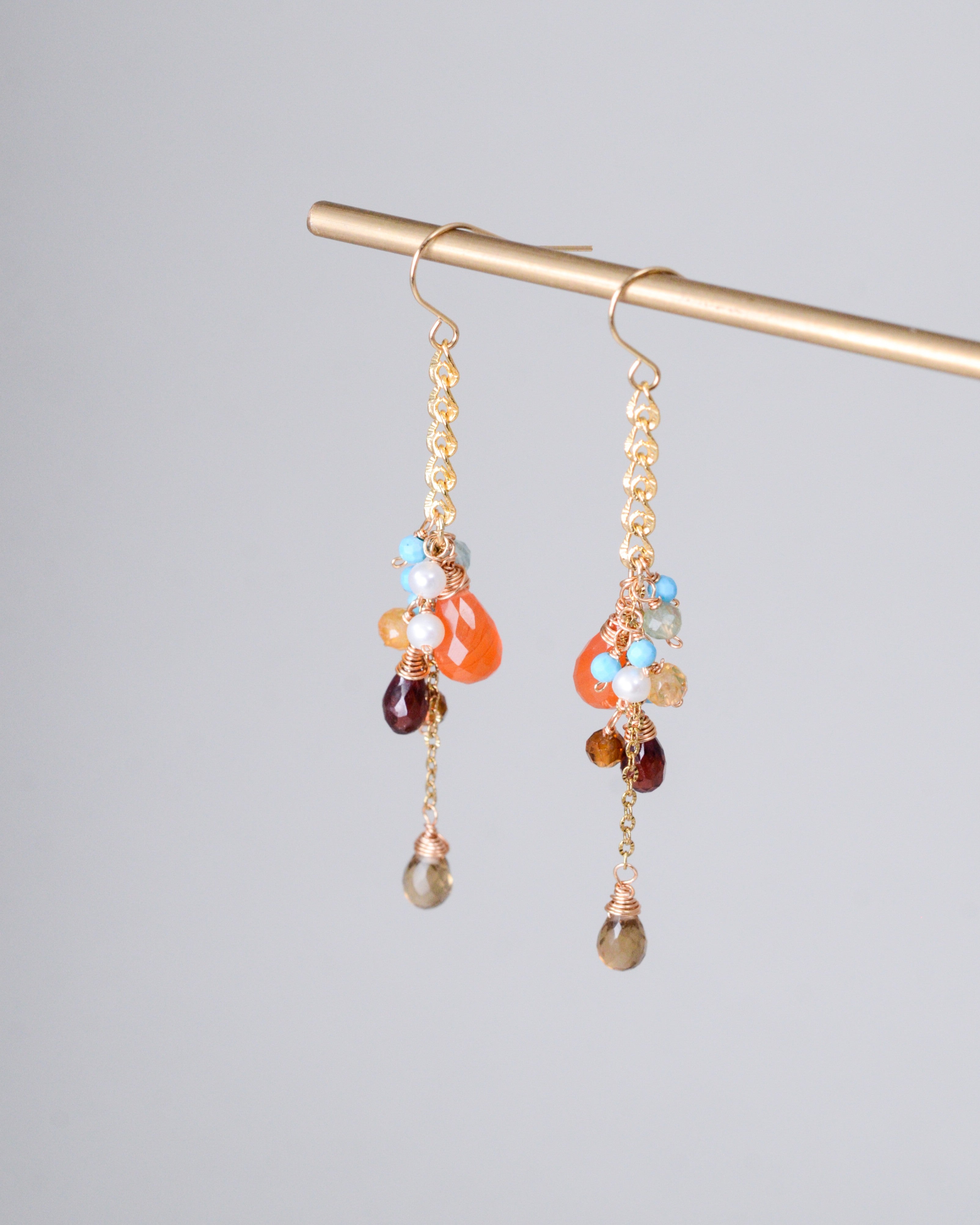 スモーキークォーツ ＆ カルセドニー ロングピアス｜ガーネット