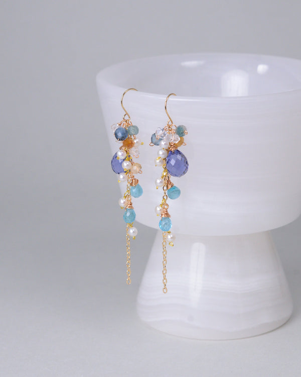 白い器に掛けた、クォーツとアパタイトのロングピアス