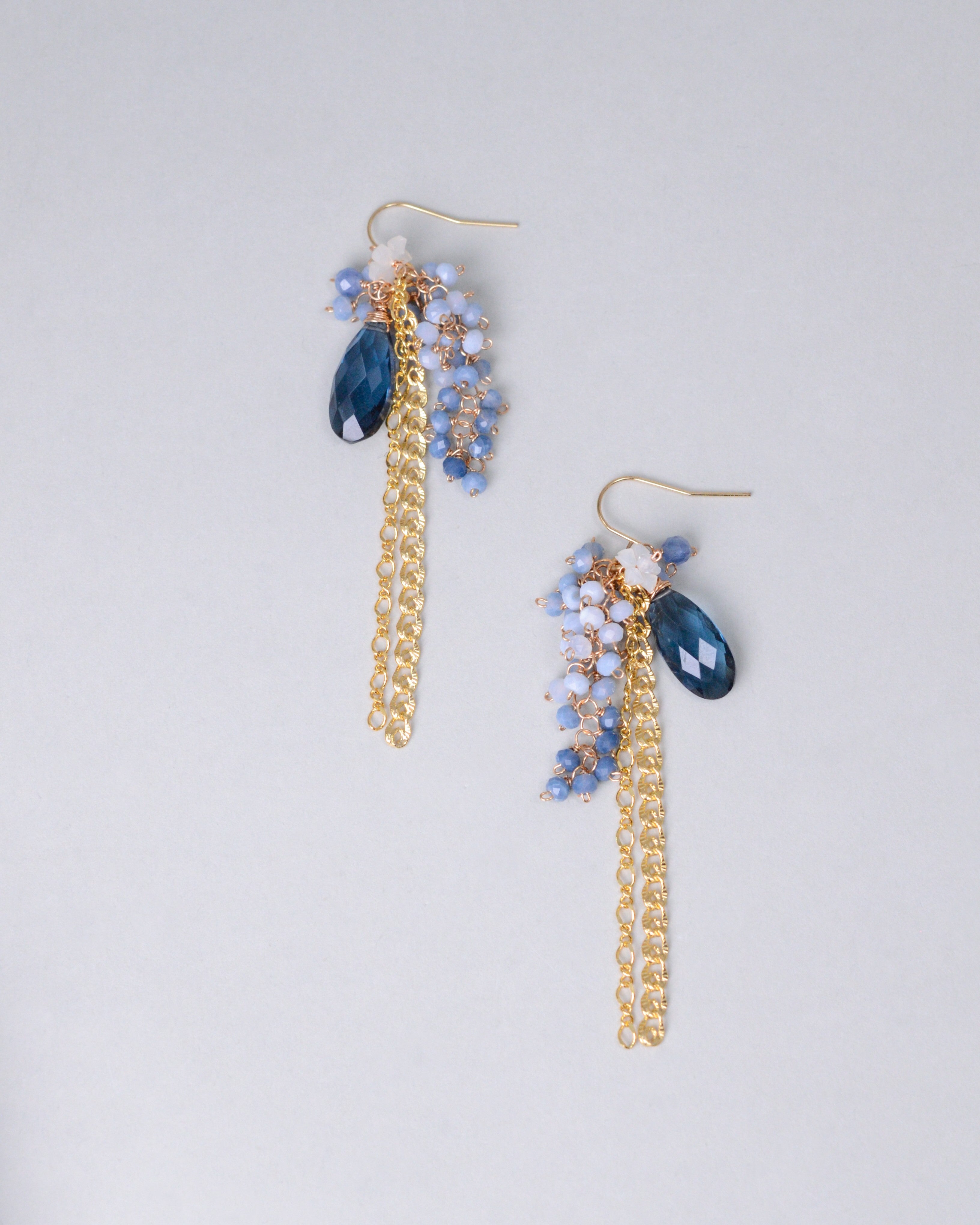 クォーツ ＆ ブルーオパール ロングピアス｜シェルの花 チェーン