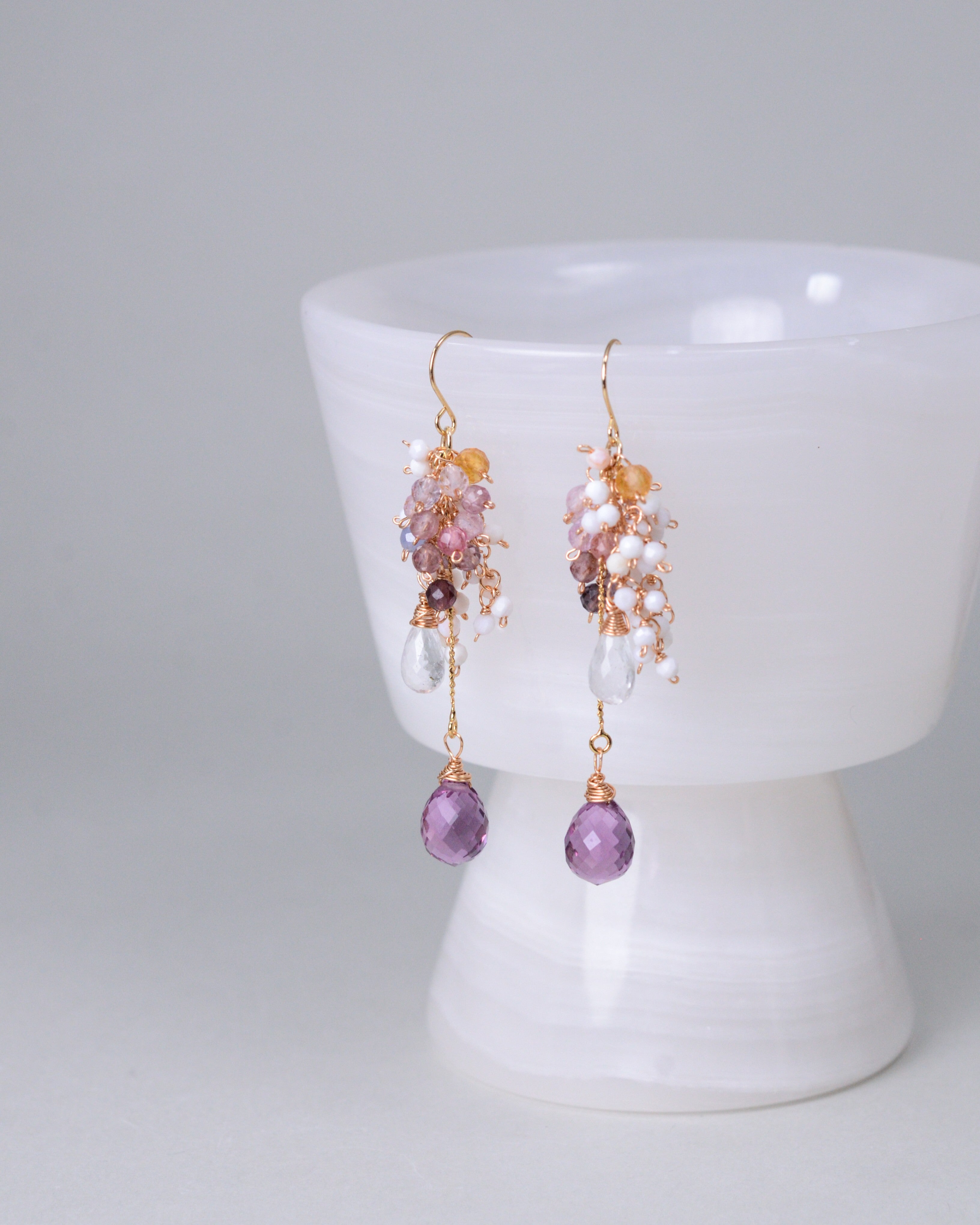 アメジスト ＆ スピネル ロングピアス｜水晶 ピンクシェル イヤリング
