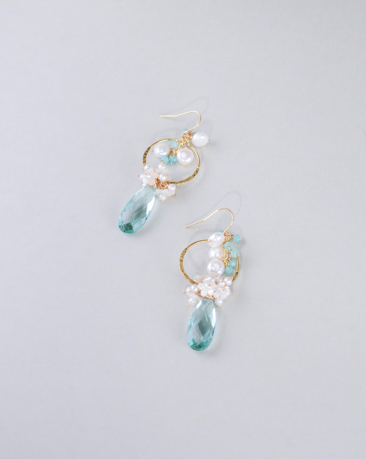 淡水パール & アパタイト ピアス〈金の輪に、白い花としずく〉全体