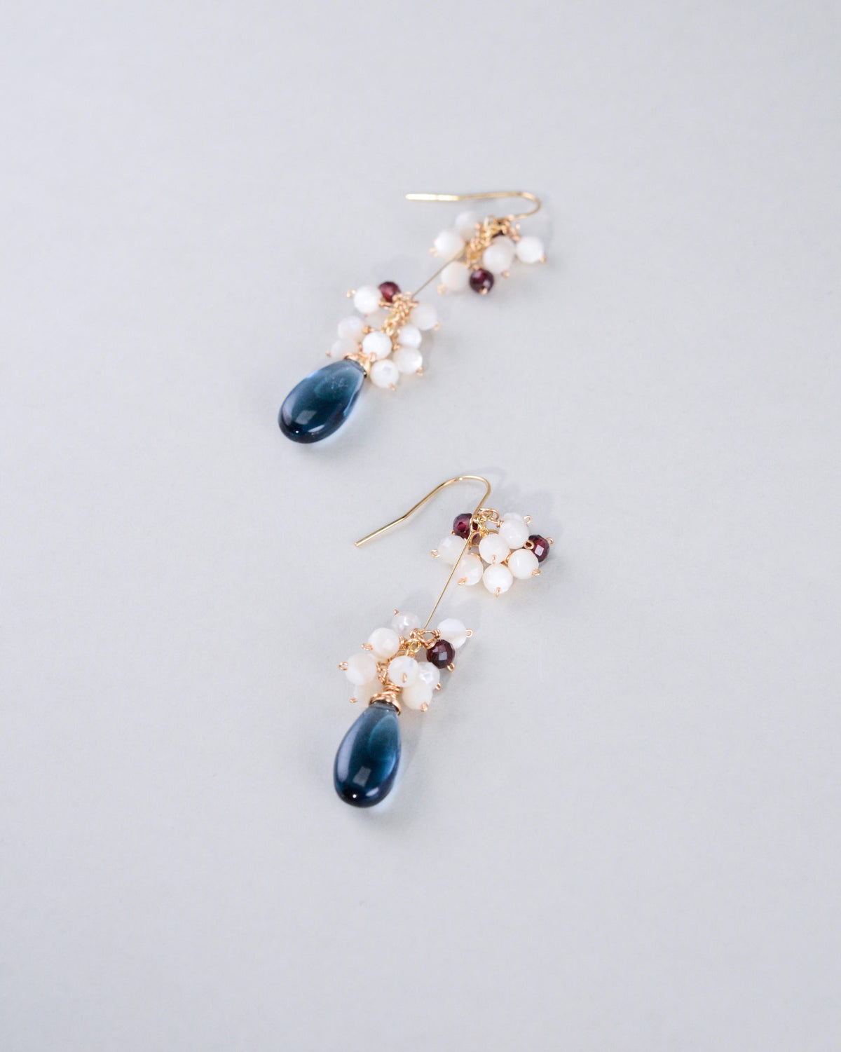 ロンドンブルートパーズ & 白蝶貝 ピアス〈白い房をふたつ、深い青へ〉全体