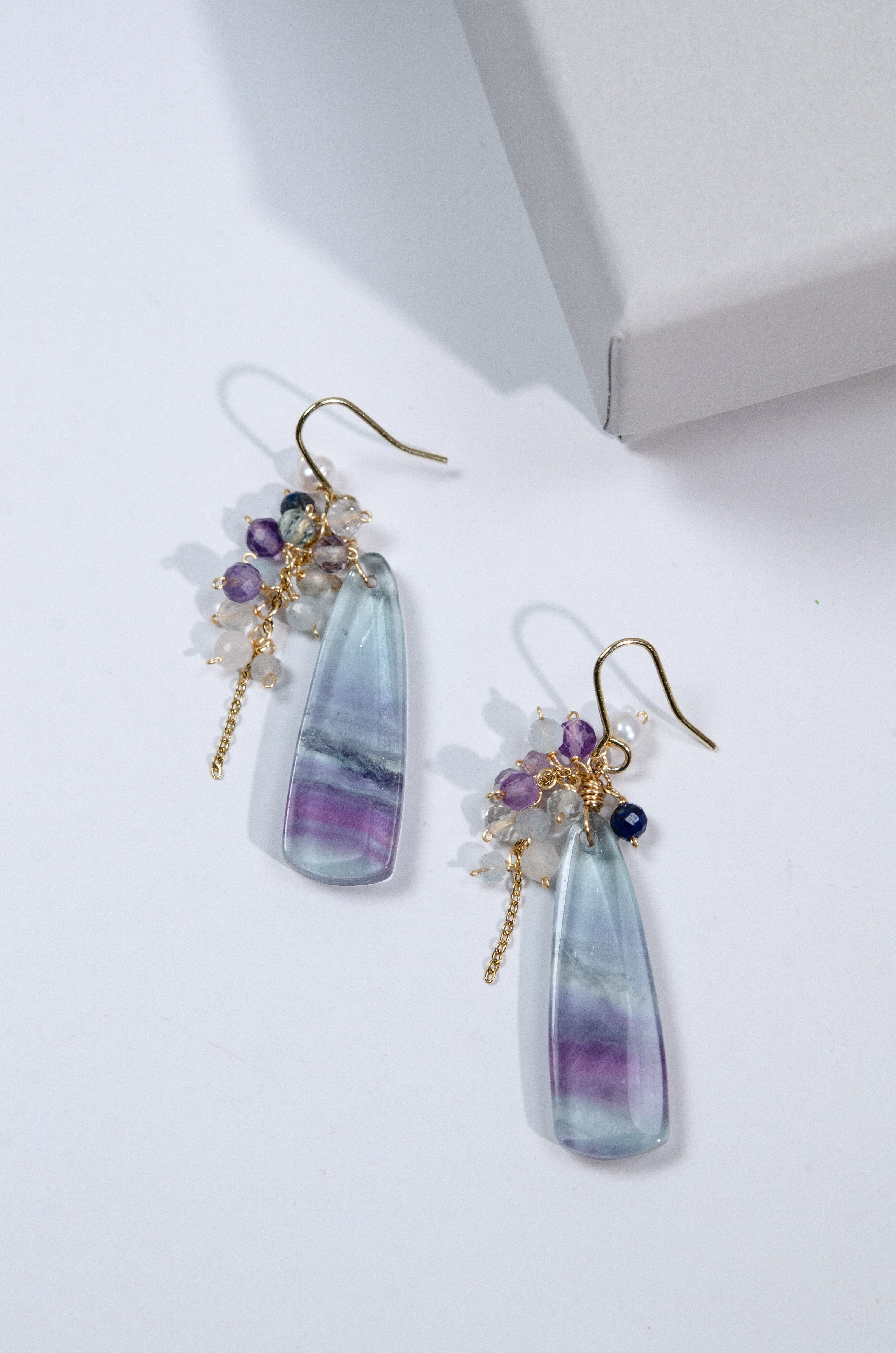 静けさをまとう夕暮れ色蛍 石ピアス