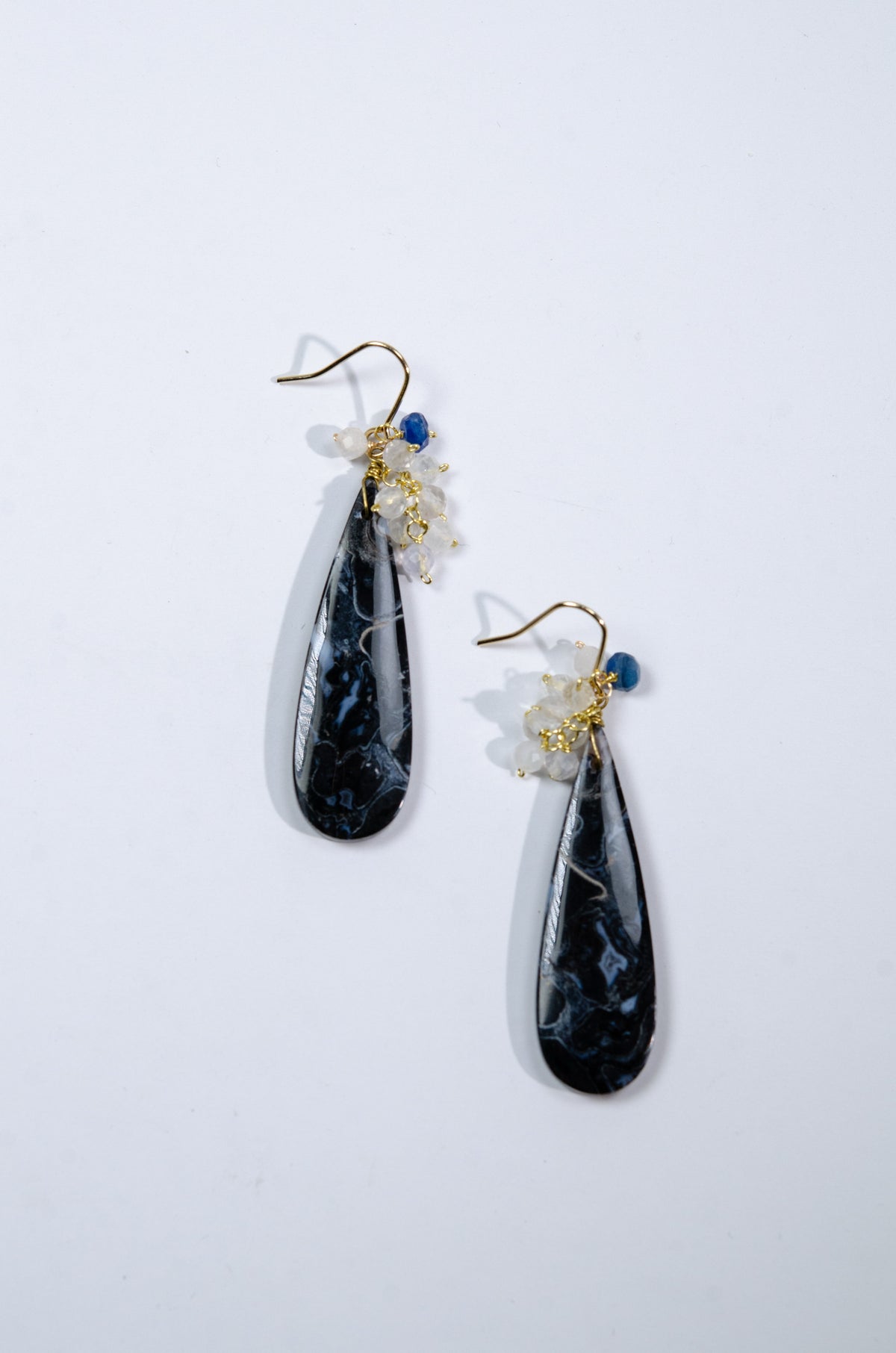 ブラックアゲート & 蒼のアクセント 揺れる ピアス〈漆黒のマーブル〉- 一点もの / 14KGF
