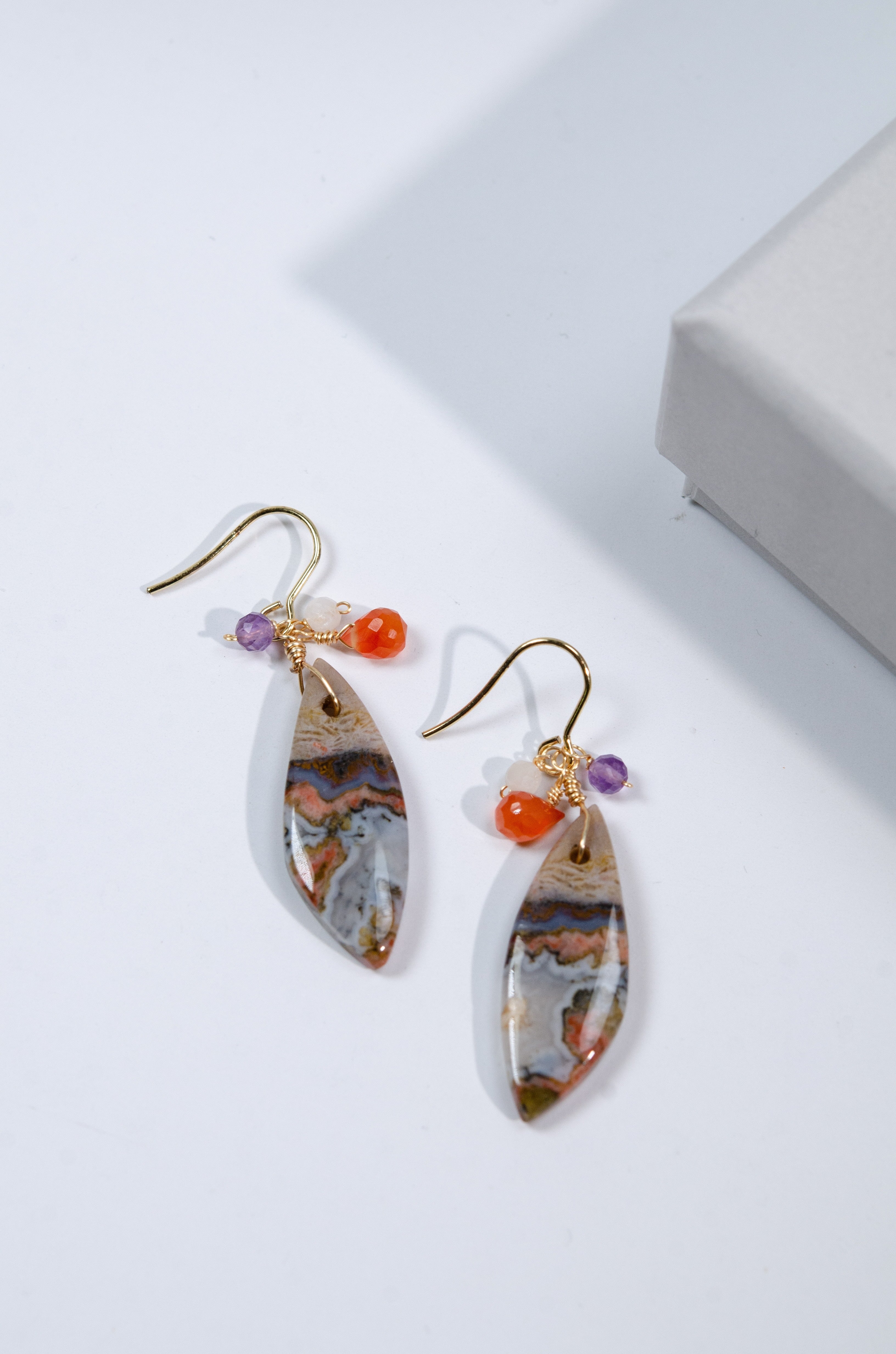 １点ものアゲート活力を添えるピアス
