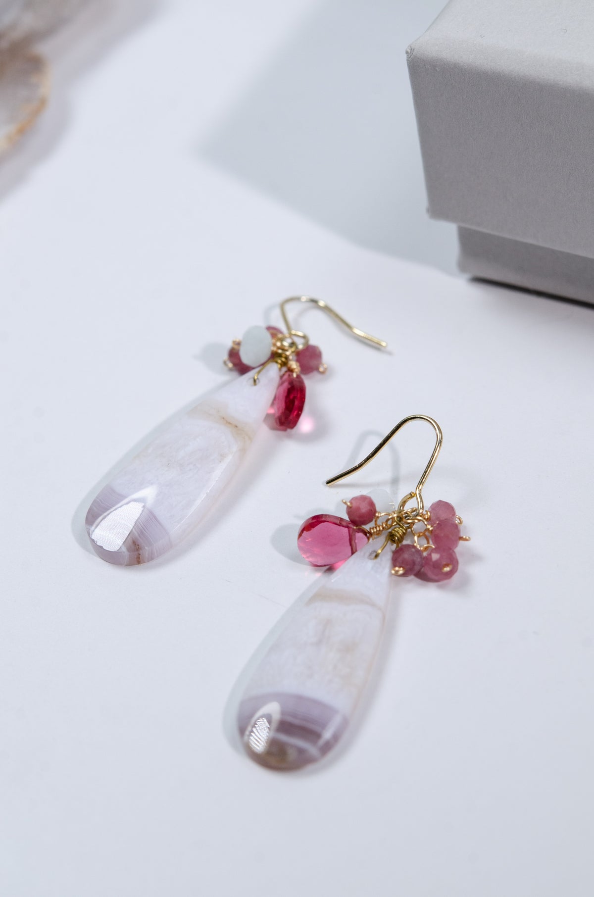一点もの ラベンダーグレーアゲート & ピンククォーツ ピアス〈桜色のニュアンス〉- 天然石 14KGF