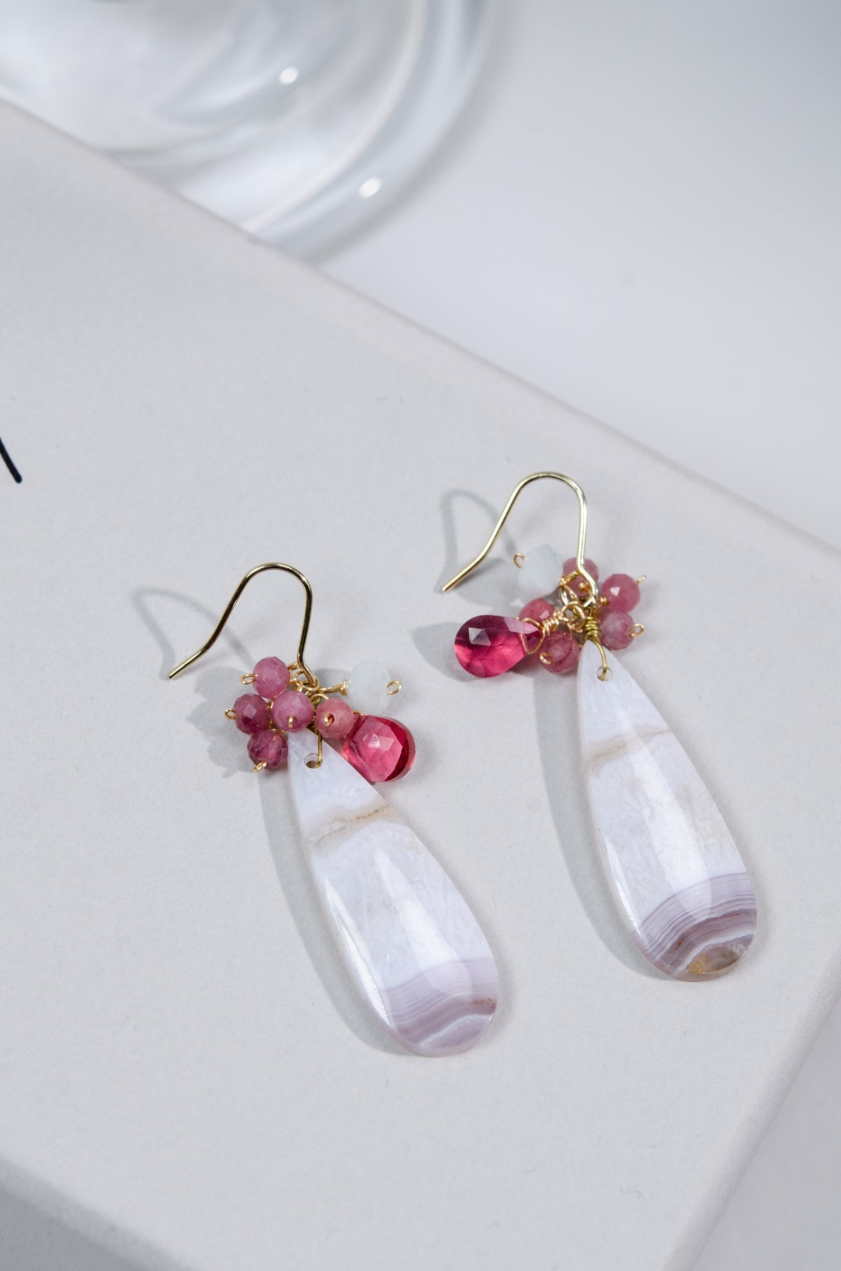 一点もの ラベンダーグレーアゲート & ピンククォーツ ピアス〈桜色のニュアンス〉- 天然石 14KGF