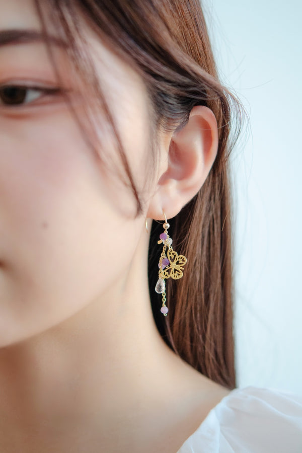 アメジスト ピアスの着用イメージ。横顔に華やぎを添える、揺れる蝶と紫の天然石の春らしいコーディネート。