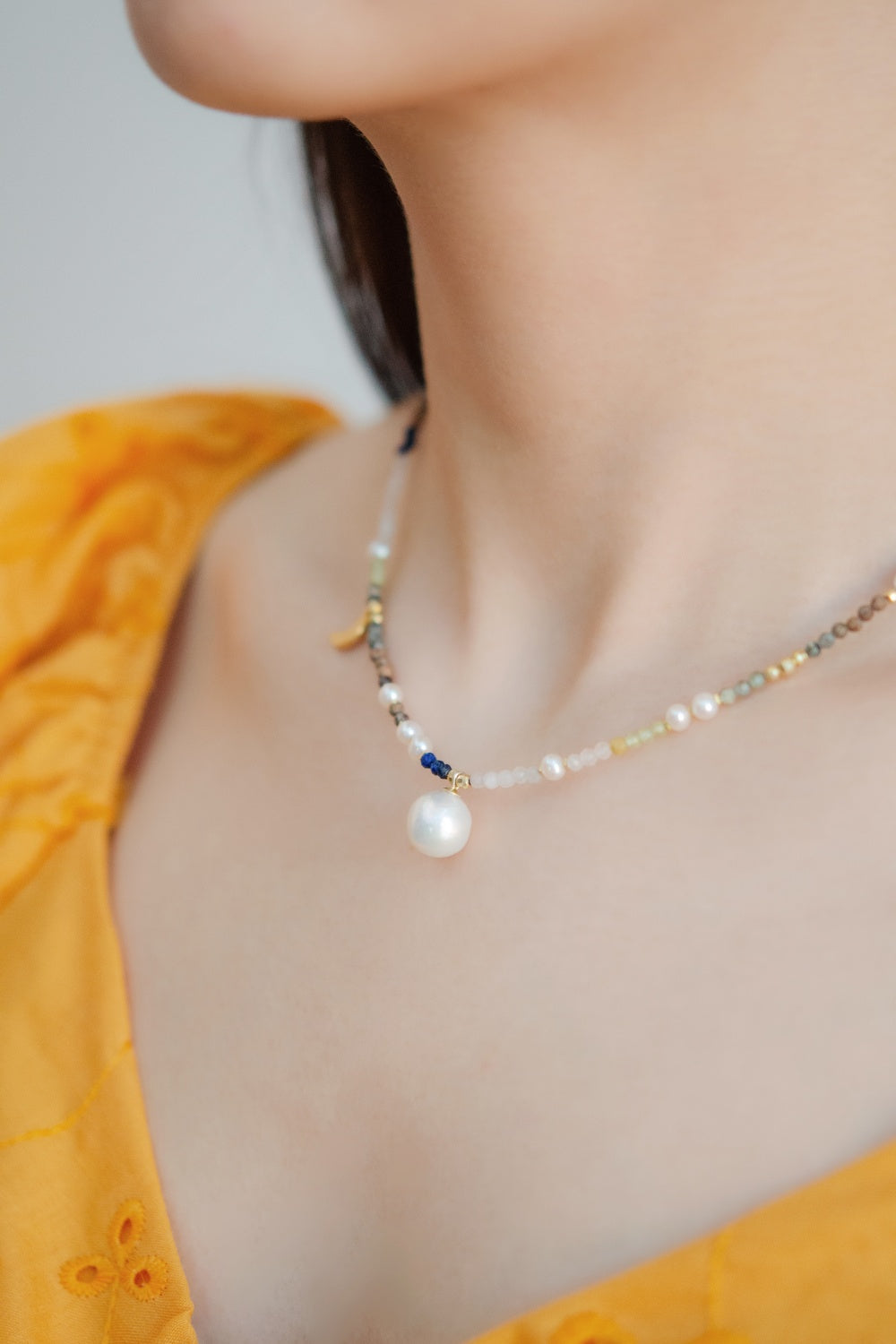 ネックレス着用 イエローのトップス 明るい服にも合う瑠璃色のアクセサリー