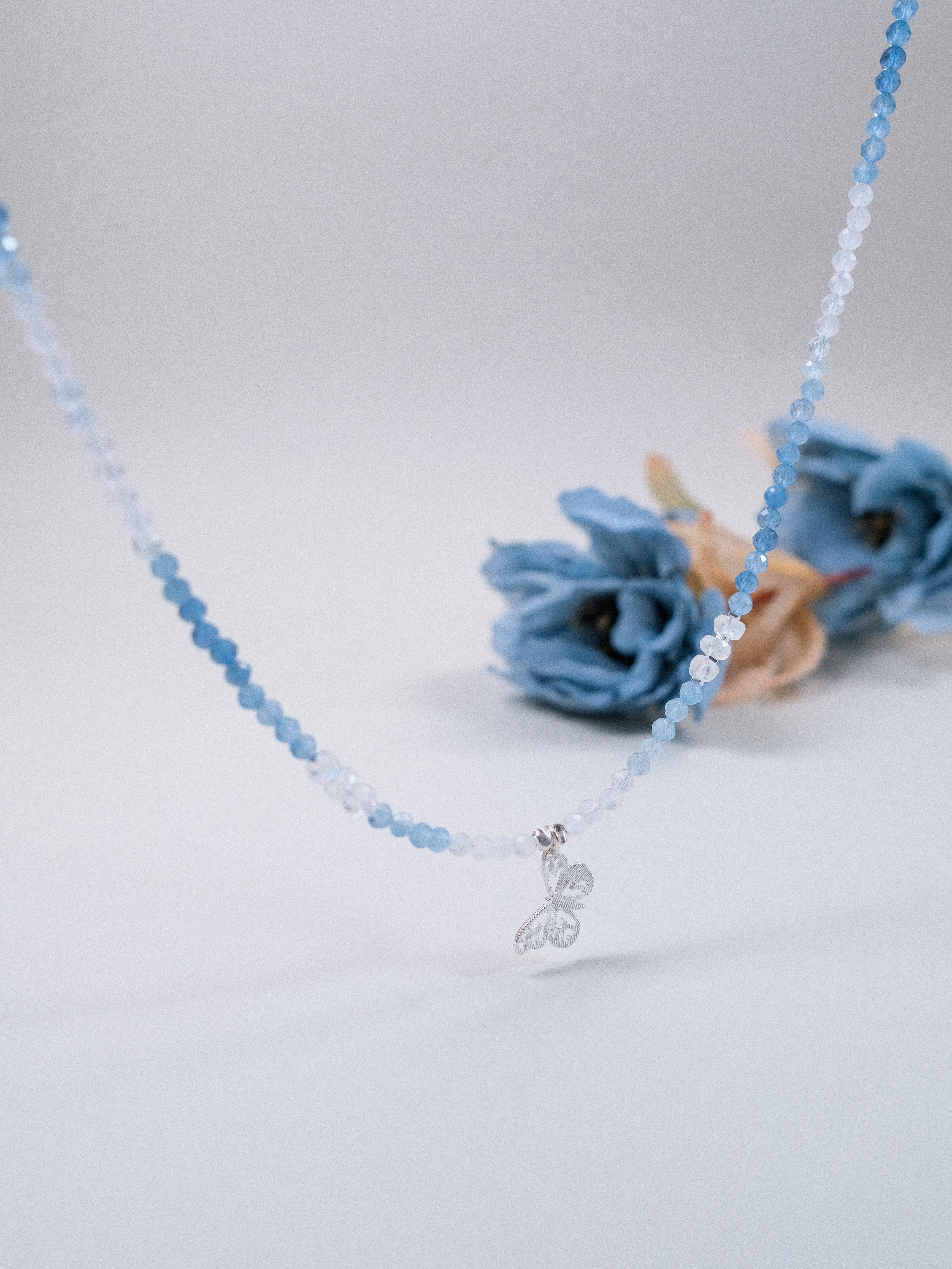 アクアマリン×ムーンストーン ネックレス - 【優雅に舞う銀の蝶】清らかな空色のグラデーション / 誕生石 SV925