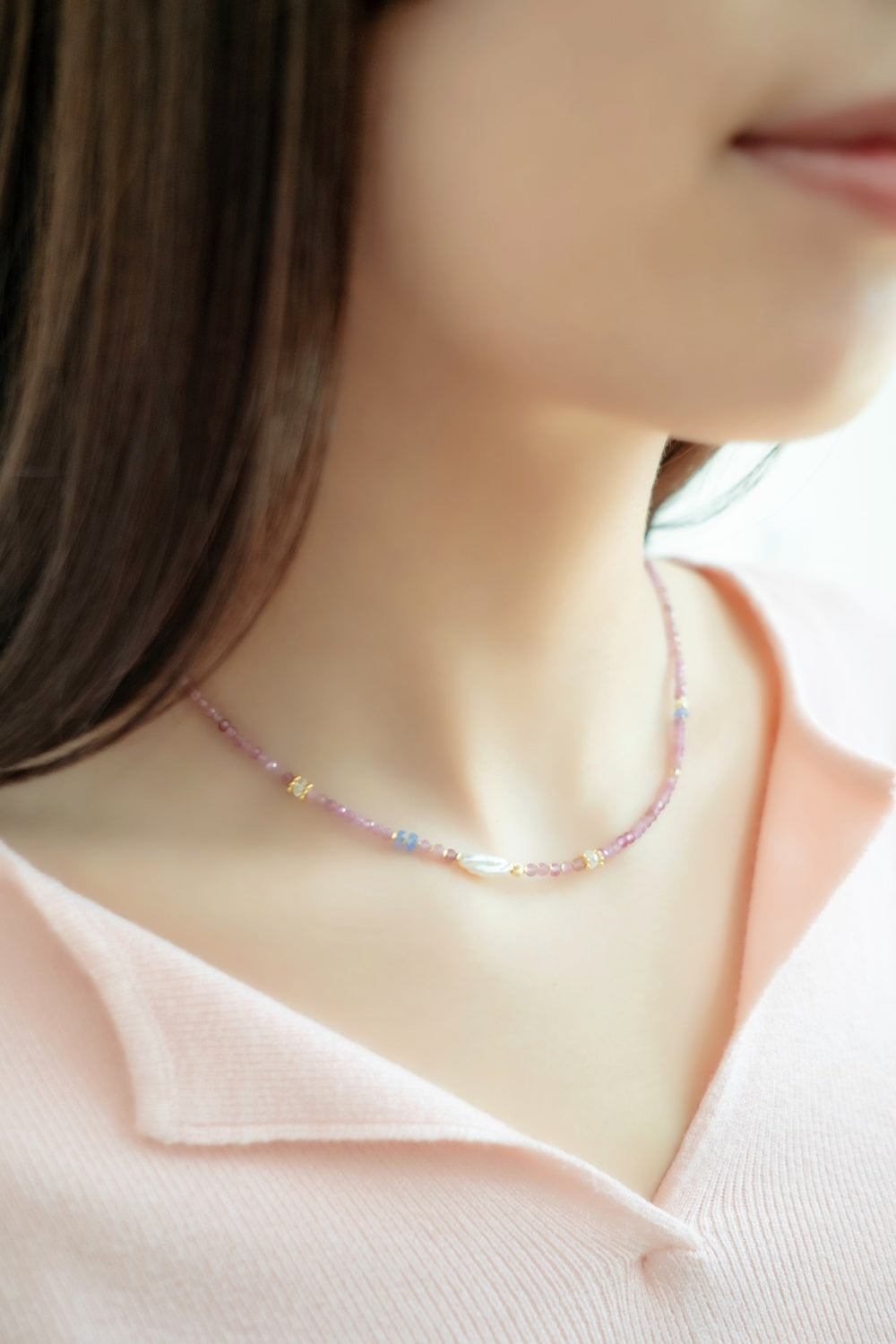 服に華を添えるピンクの石ネックレス