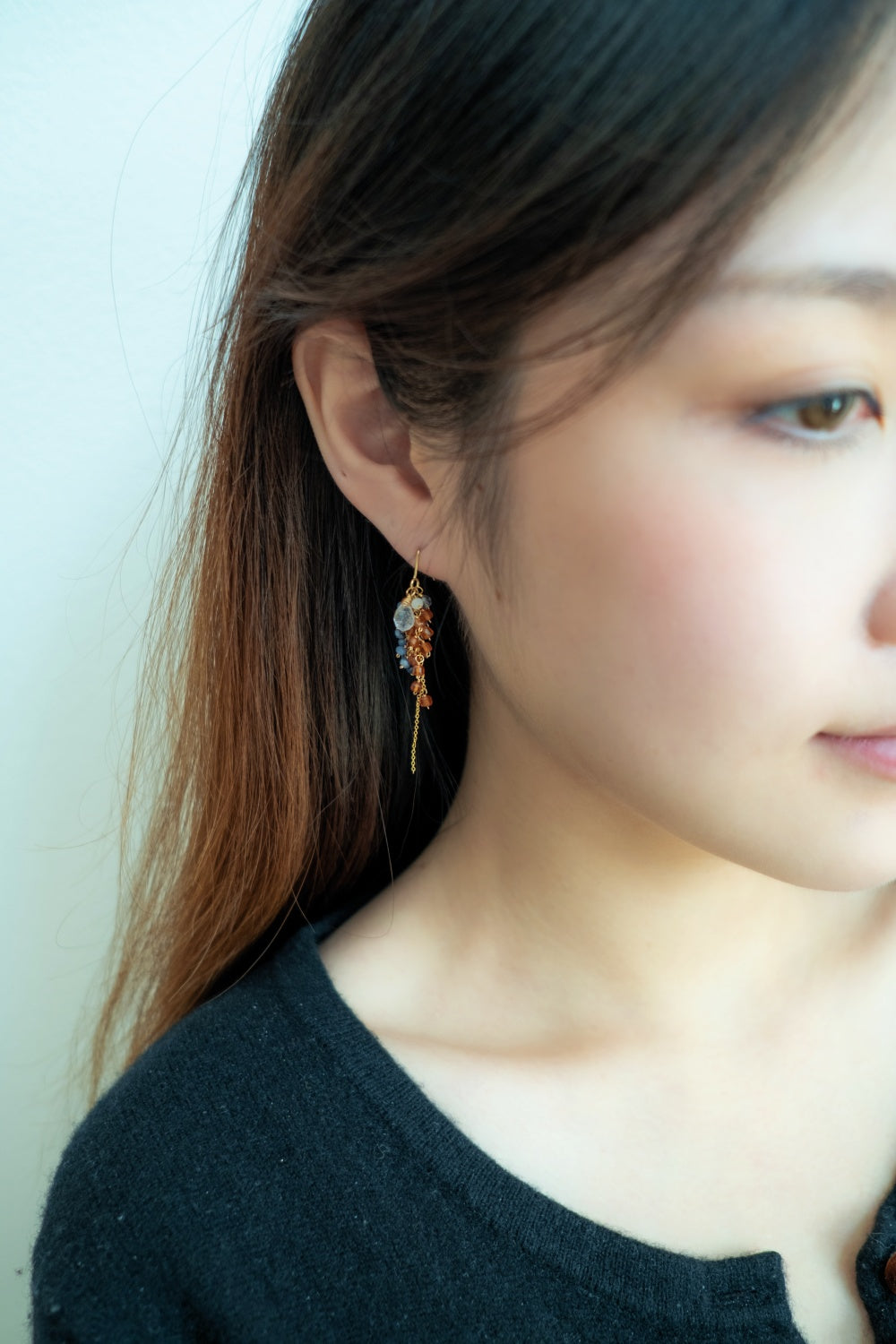 天然石の煌めきで差をつけるピアス長いやつ