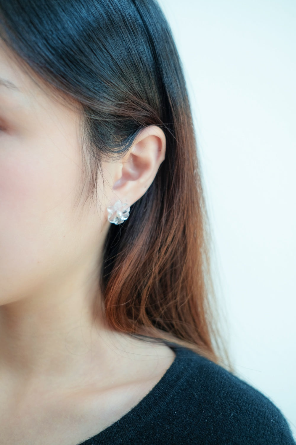 女性らしさを引き立てる花モチーフ天然水晶ピアス