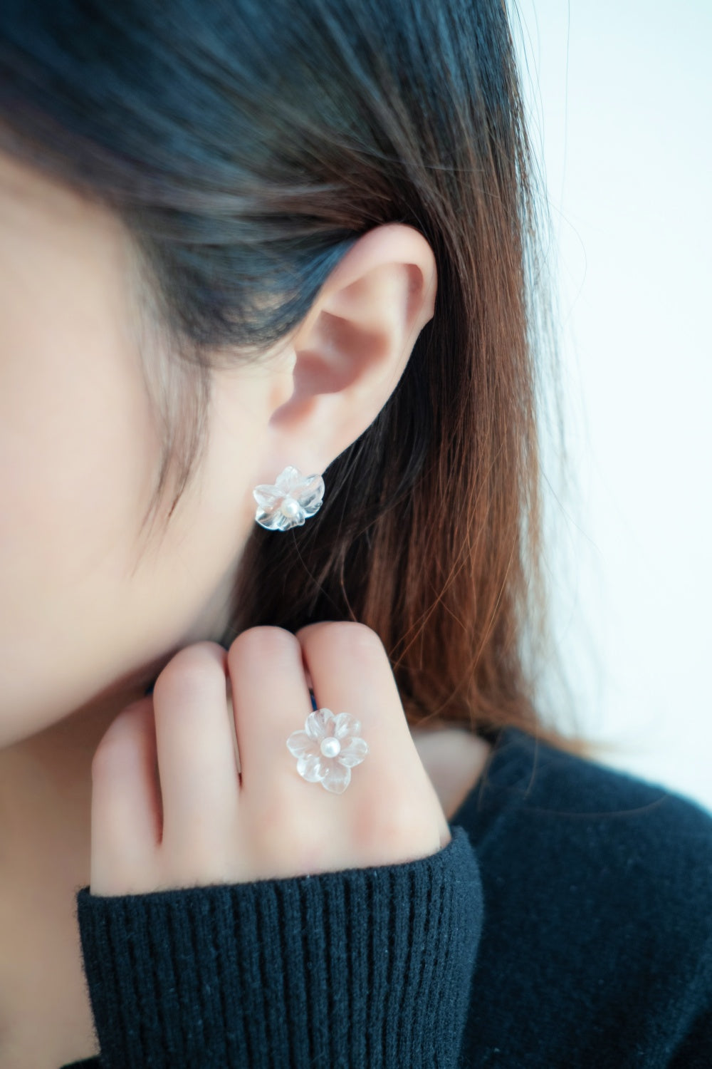 女性らしさを引き立てる花モチーフ天然水晶ピアス