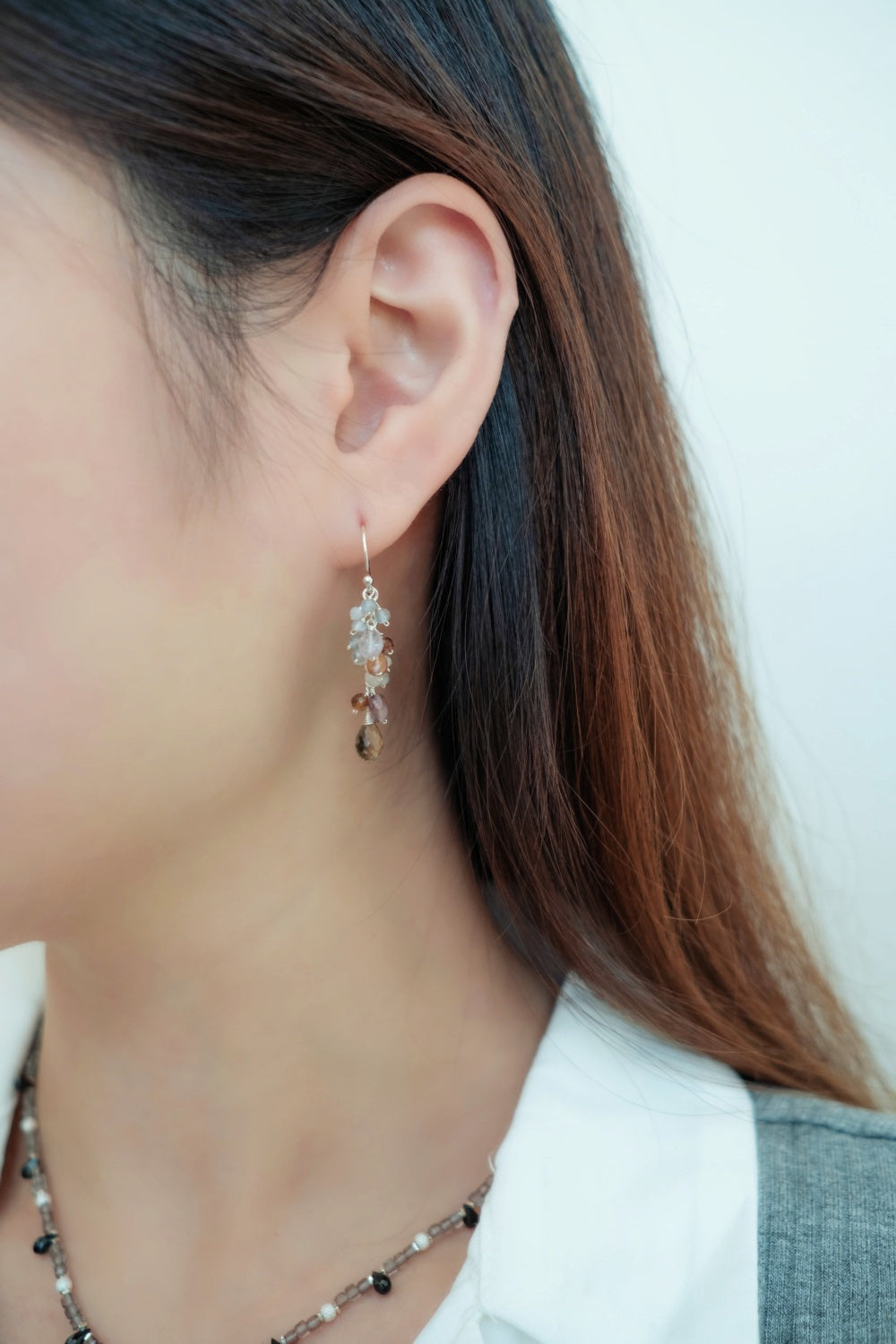 ニュアンスカラーの煌めきピアスドロップ 型