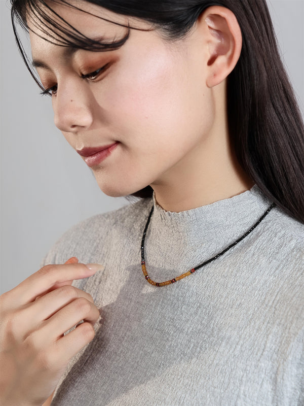 ブラックスピネル & イエローサファイア & ガーネット ネックレス〈夜のふちに、灯がともる。〉14KGF グラデーション ／ 9月・1月誕生石 ユニセックス｜神戸アトリエ LUCINE