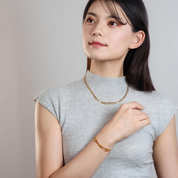 ネックレスとブレスレットをそろえた着用姿