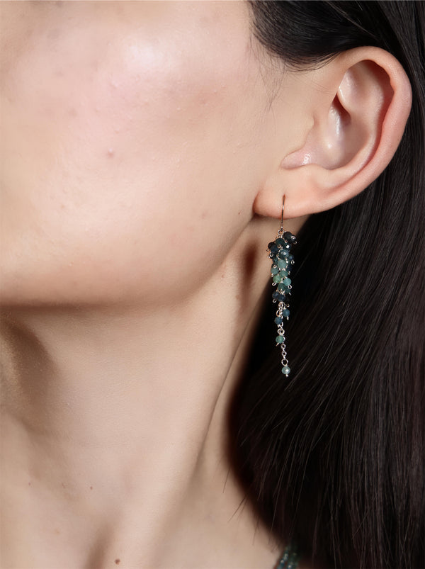 ブルートルマリンのロングピアスの着用イメージ｜耳もとのアップ
