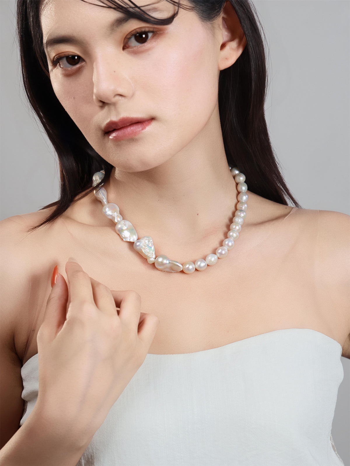 淡水パール アシンメトリー ネックレス〈半分のリズム〉着用イメージ