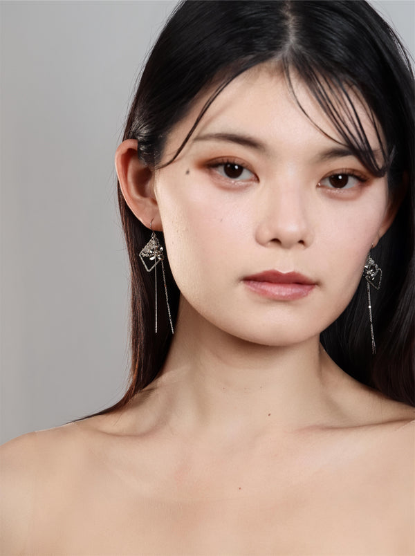 フェナカイト ピアス〈ひかりの、まど〉SV925 プラチナコーティング ロングピアス ／ 14KGF・イヤリング対応 ユニセックス｜神戸アトリエ LUCINE