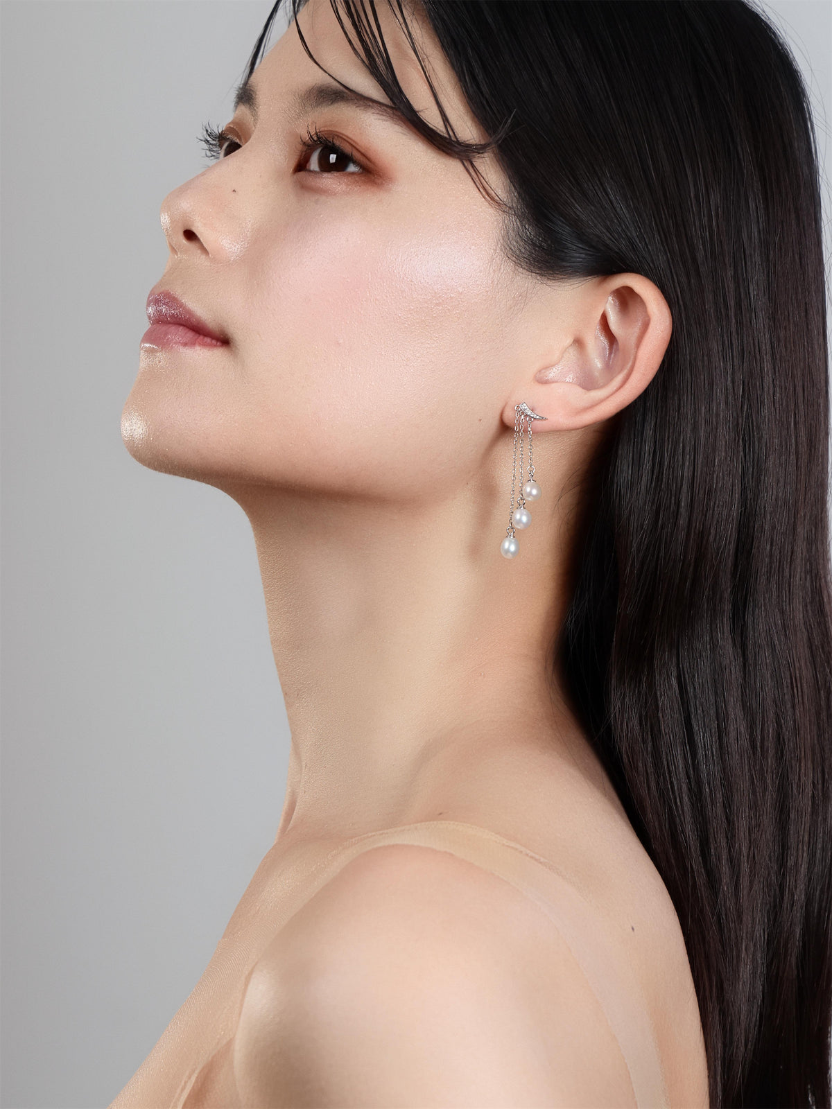 淡水パールの3連フリンジピアスの着用イメージ｜顔まわりに縦に流れる白