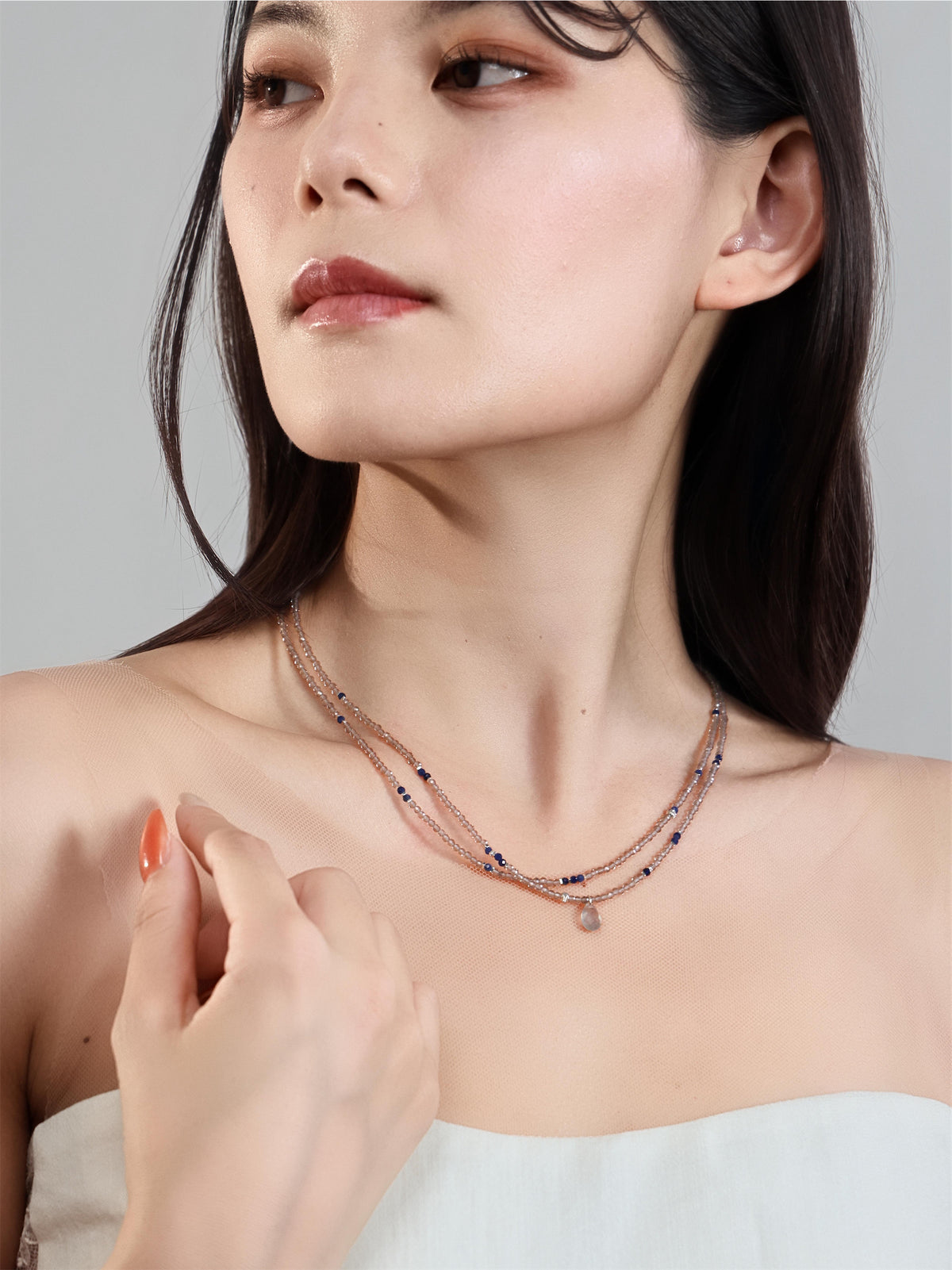 一本で、重ね付けのような奥行きを。