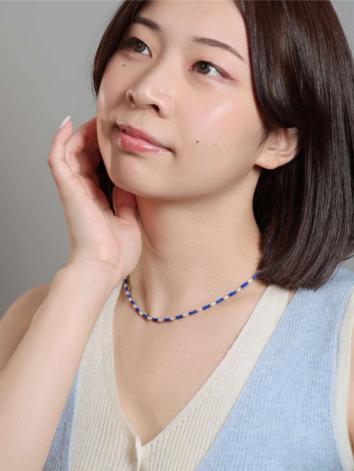 ラピスラズリと淡水パールのネックレスの着用イメージ｜顔まわりに沿う青のライン