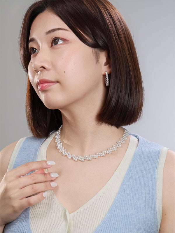 淡水パールの編み込みネックレスを着けた女性