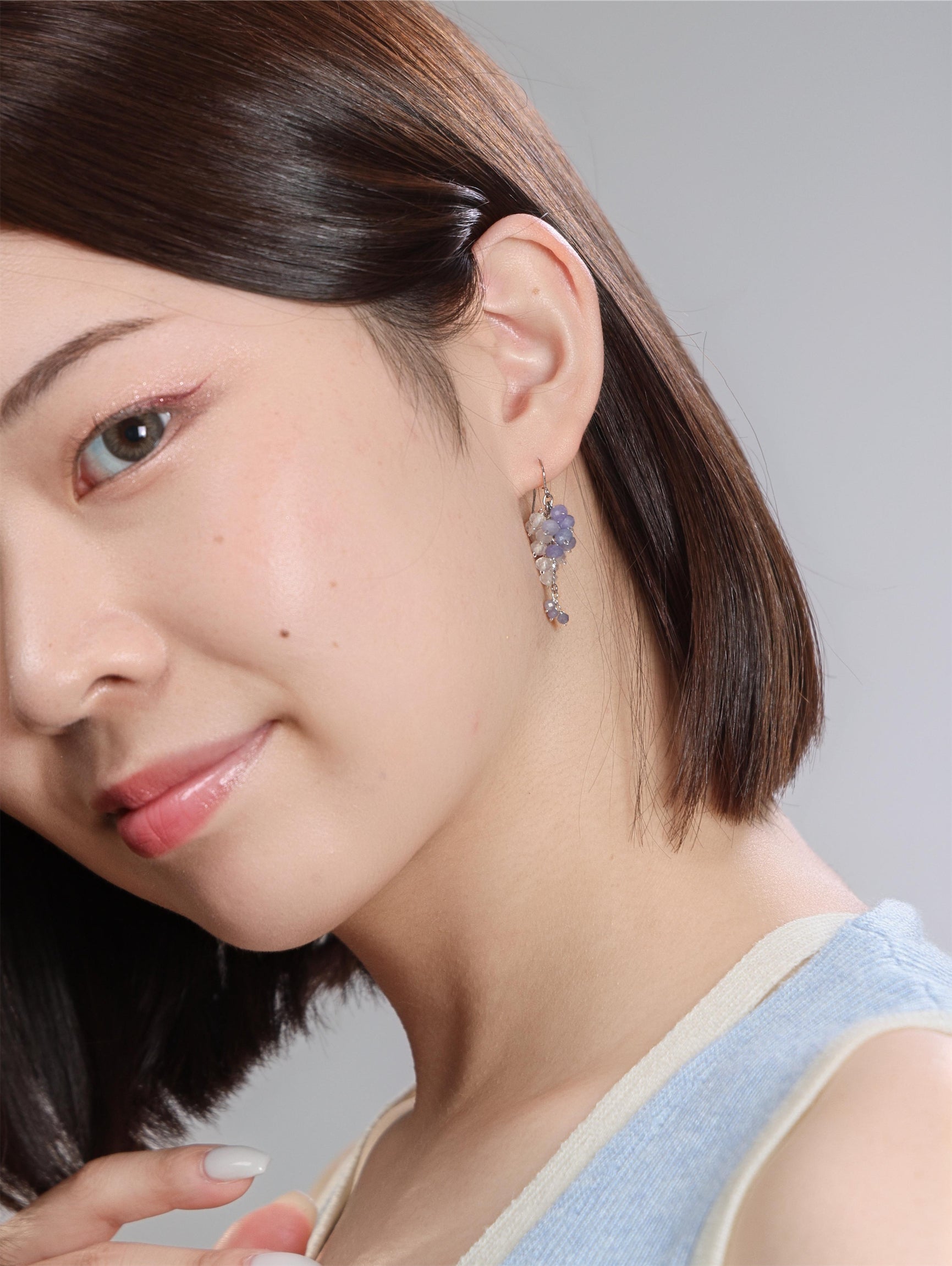 タンザナイト & ムーンストーン 揺れるピアス〈藤の房〉｜SV925・316L