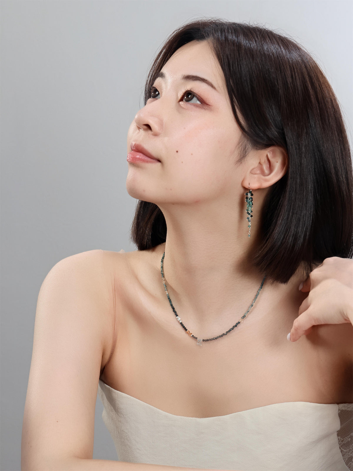 ブルートルマリンのグラデーションネックレスの着用イメージ