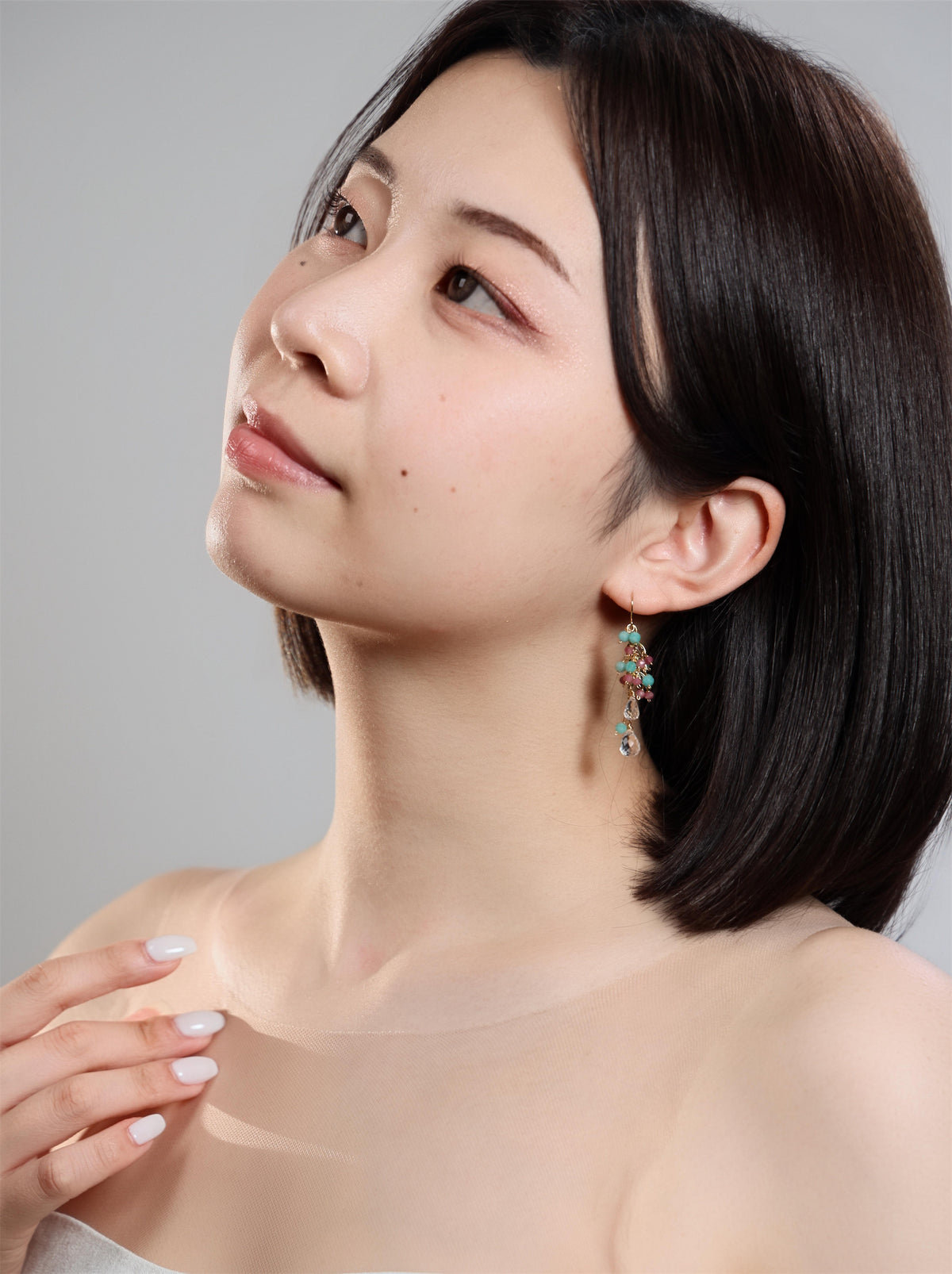 見上げたモデルの耳もとのアマゾナイトのピアス