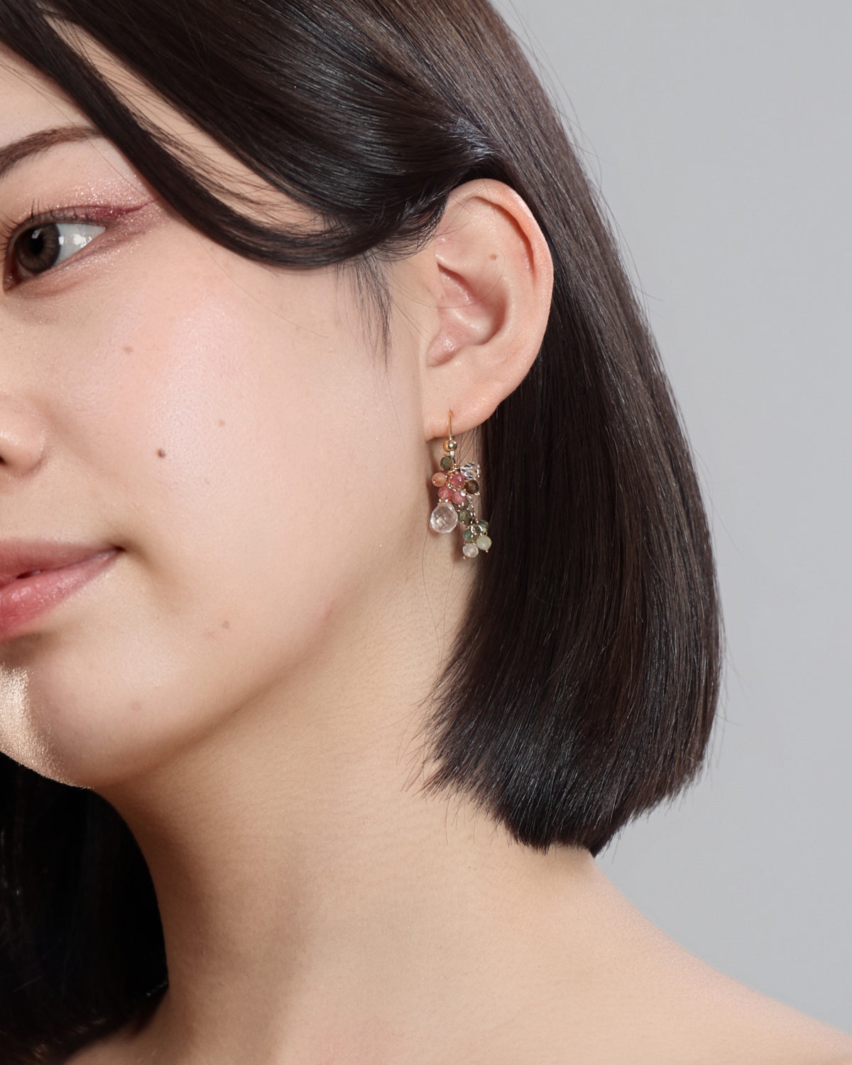 揺れるピアスの着用イメージ（横顔）