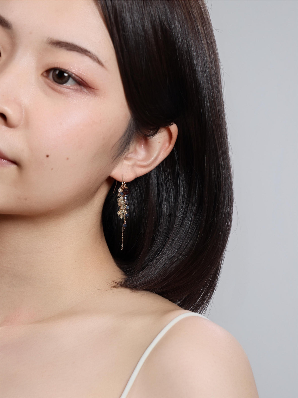 首すじへ垂れる鎖の長さがわかる着用姿