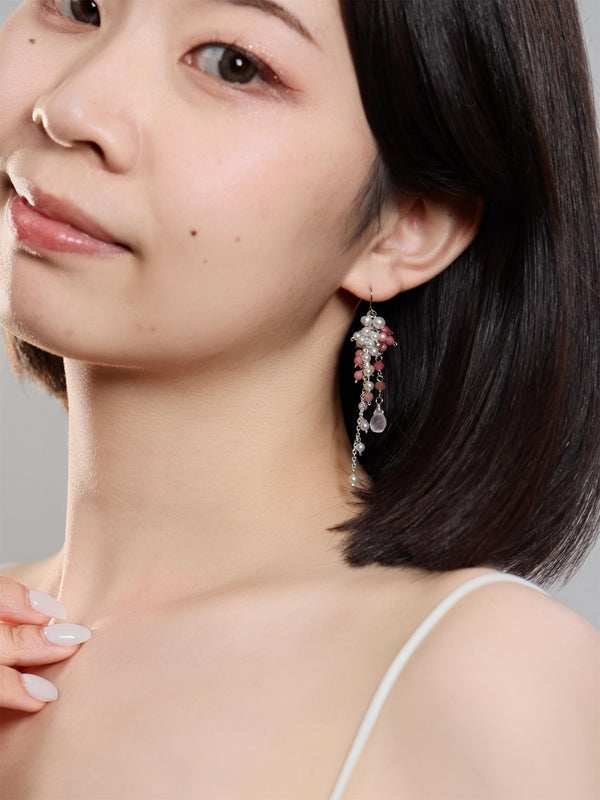ピンクトルマリンのロングピアスを着けたモデル