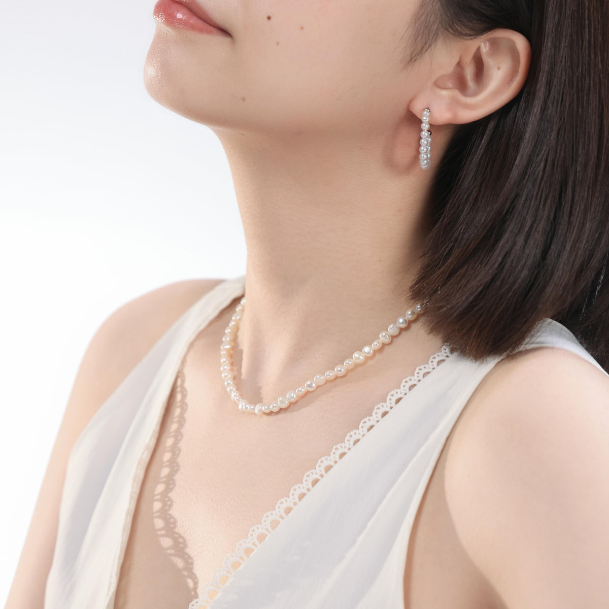横から見た淡水パール ネックレスの着用イメージ