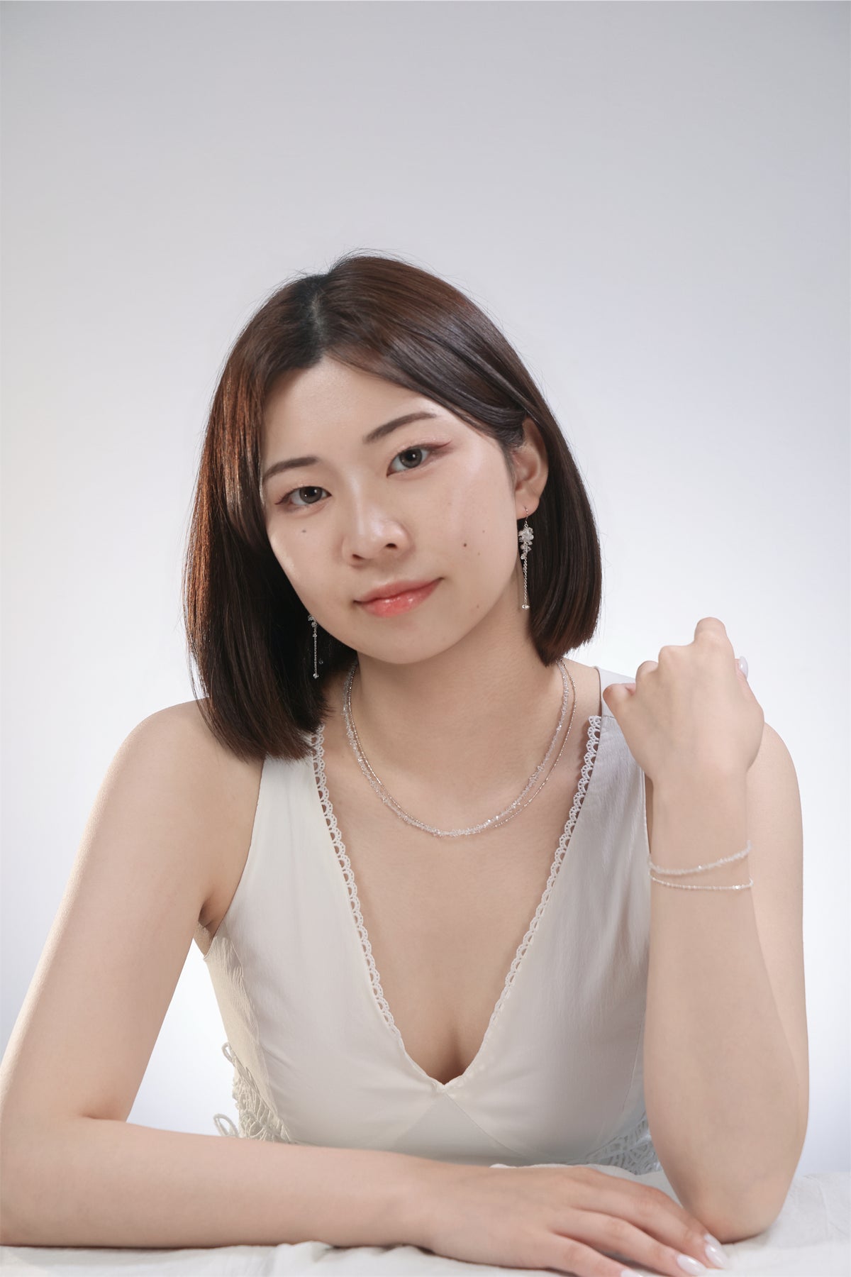 ネックレスとブレスレットを重ねた着用姿