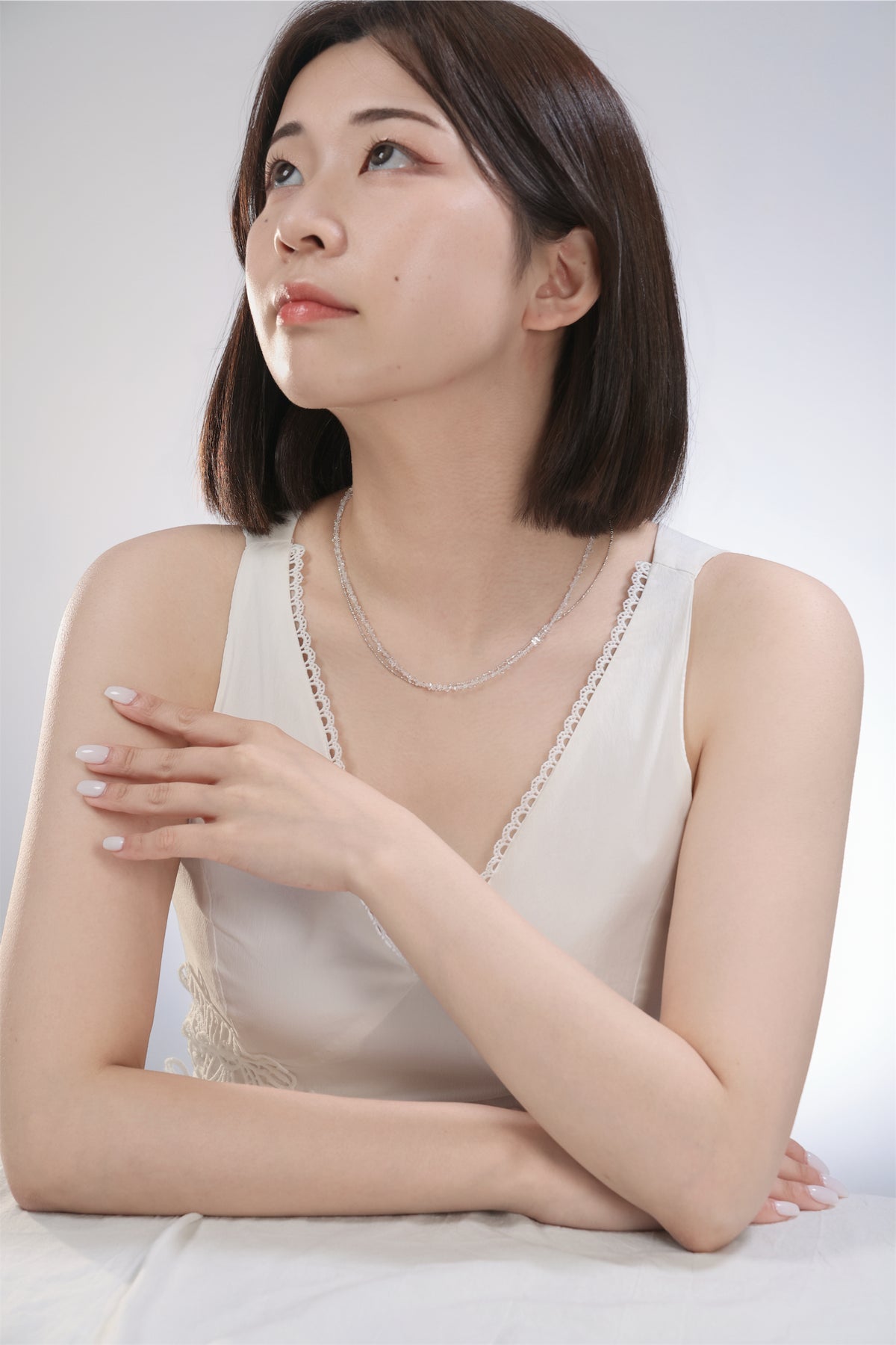 鎖骨のあたりに落ちる二本の連
