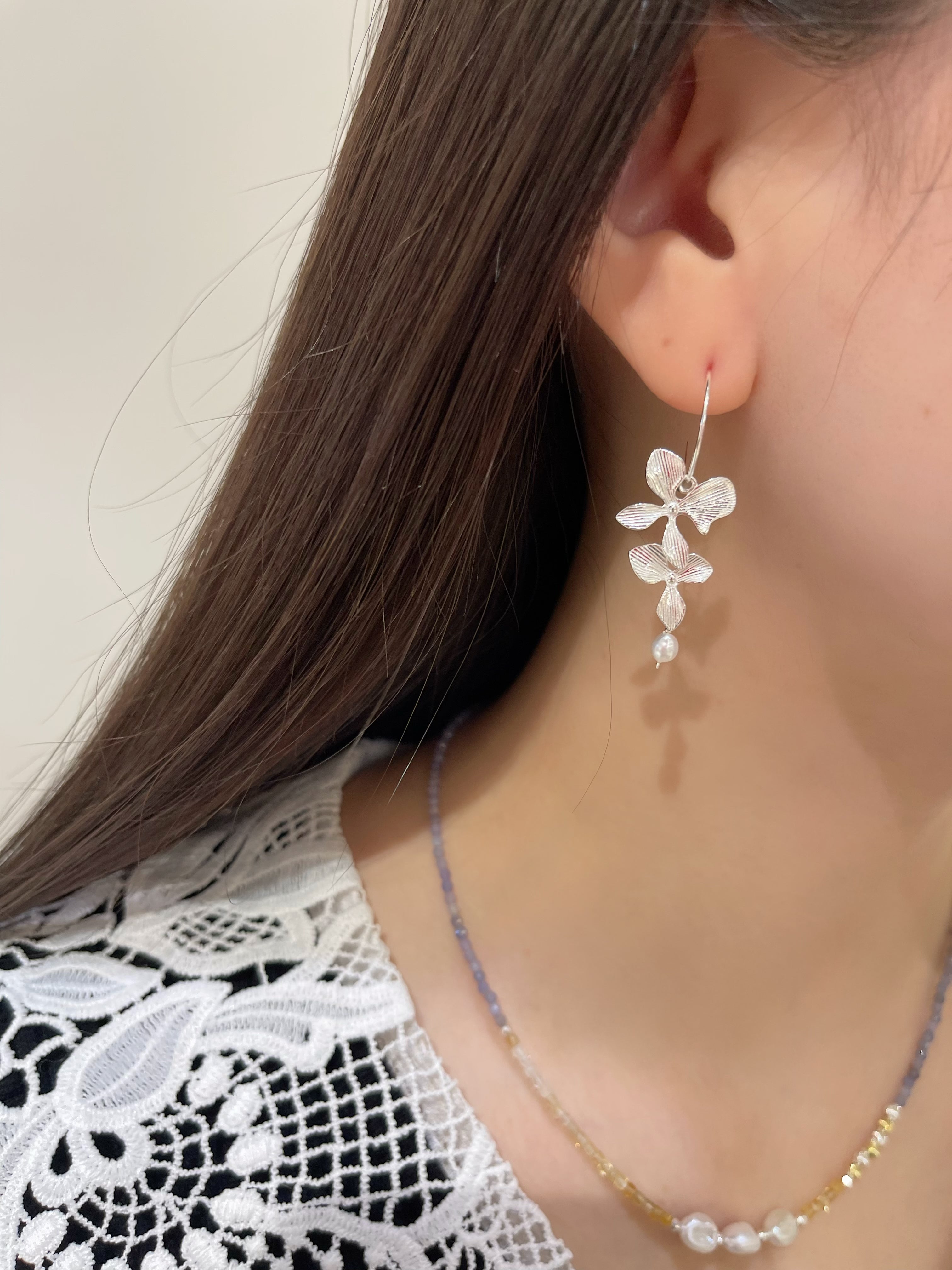 白銀の華やぎ ピアス 花 揺れる