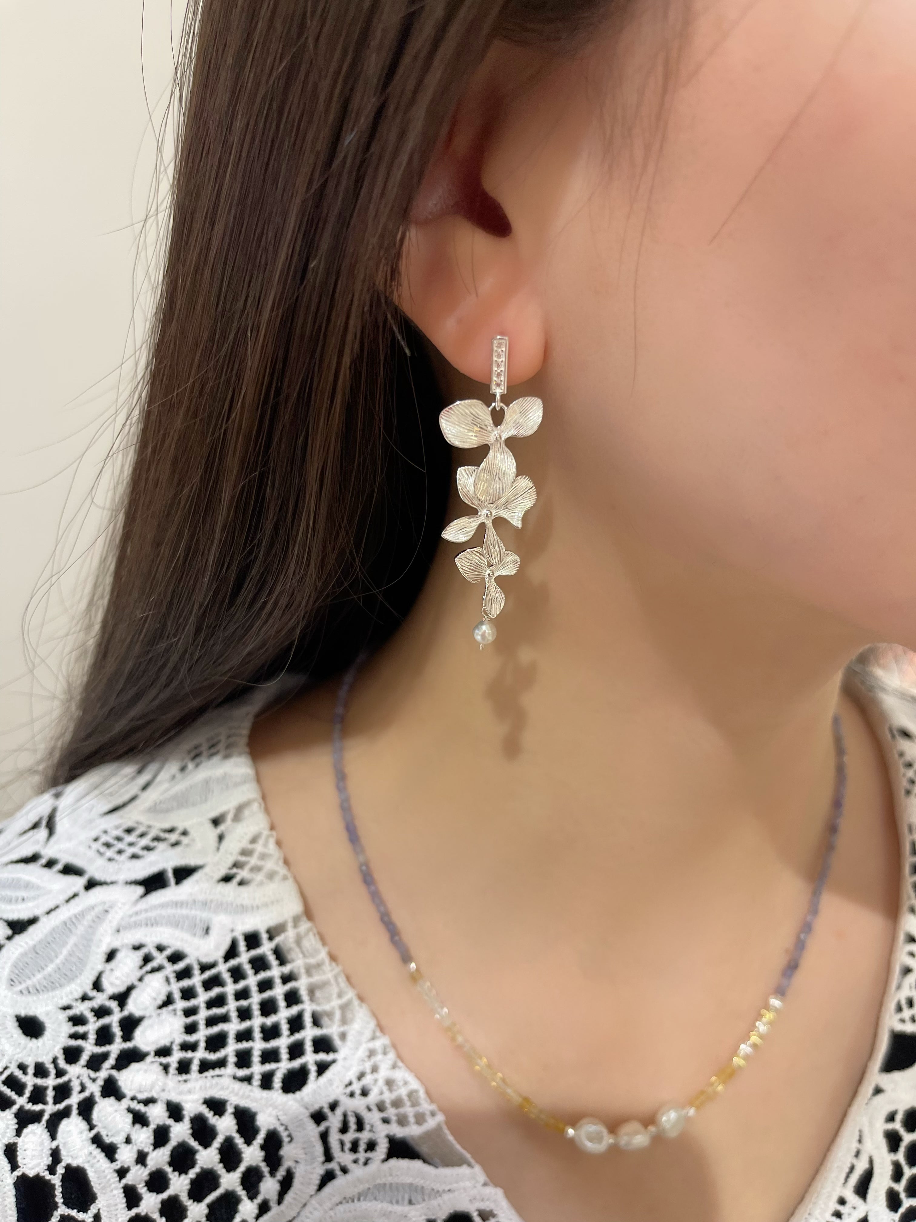 お洒落なシルバー 連なる花 モチーフ ピアス