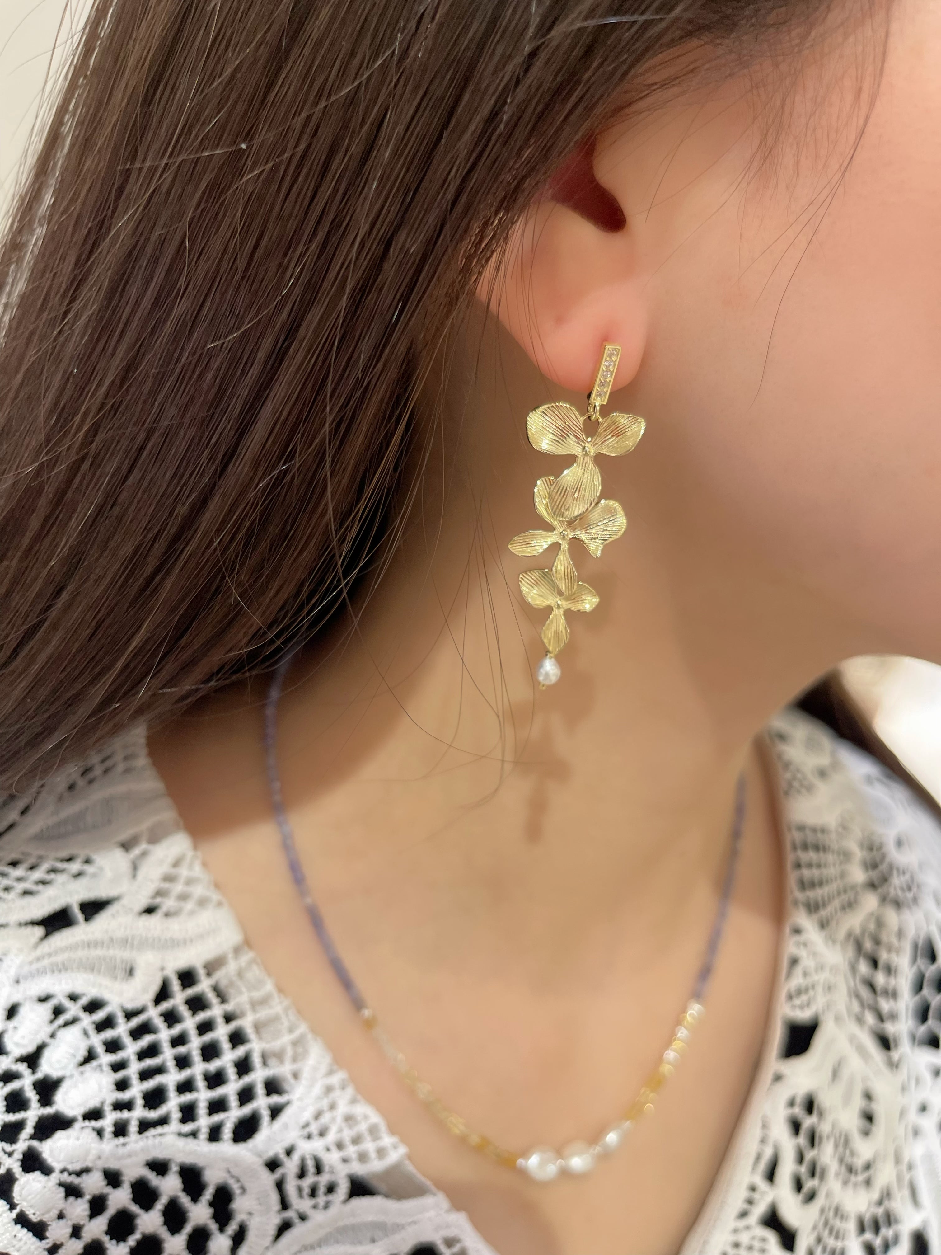 お洒落なシルバー 連なる花 モチーフ ピアス