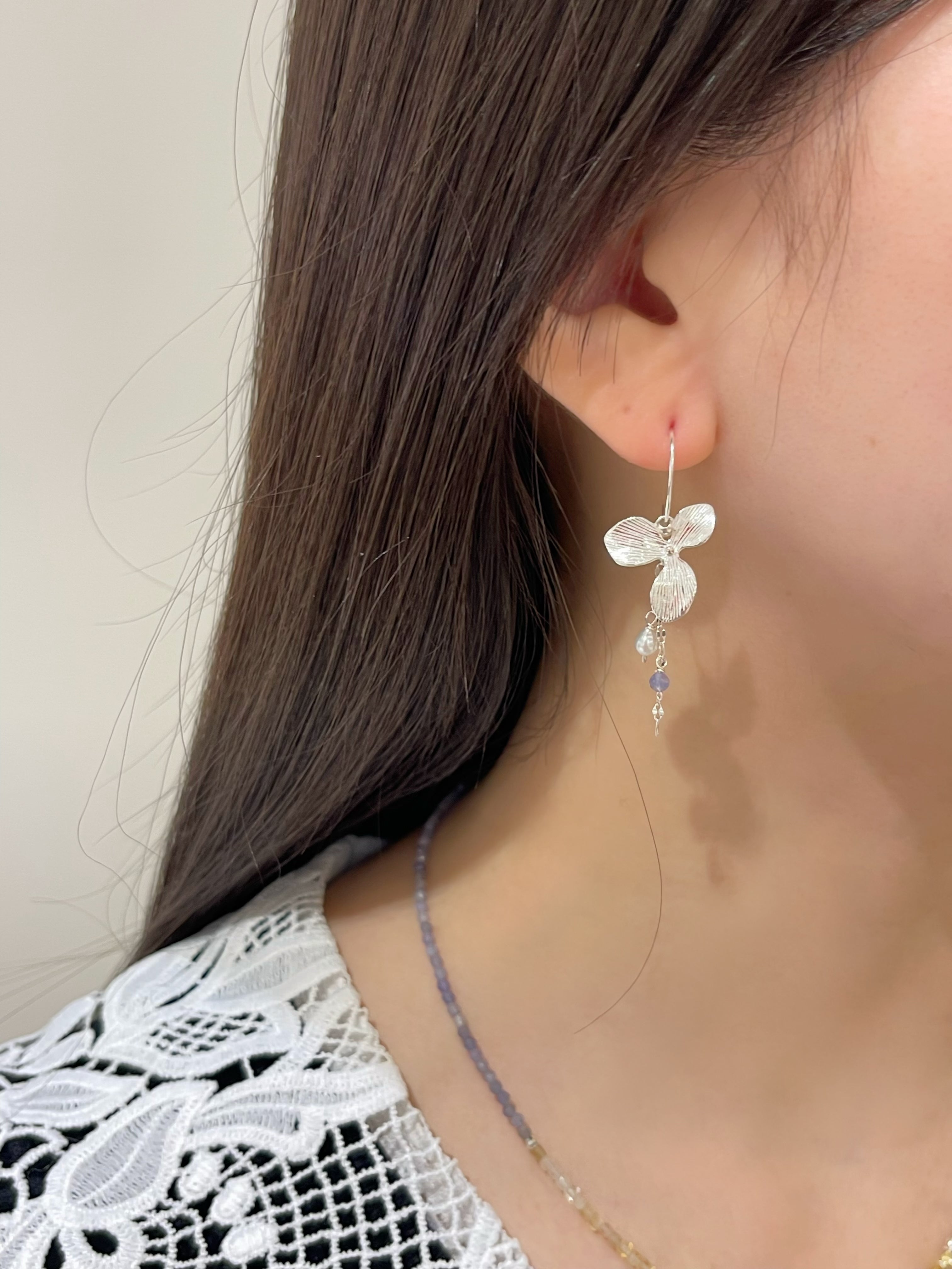 お呼ばれ服に華やかさをプラス純銀花びらピアス
