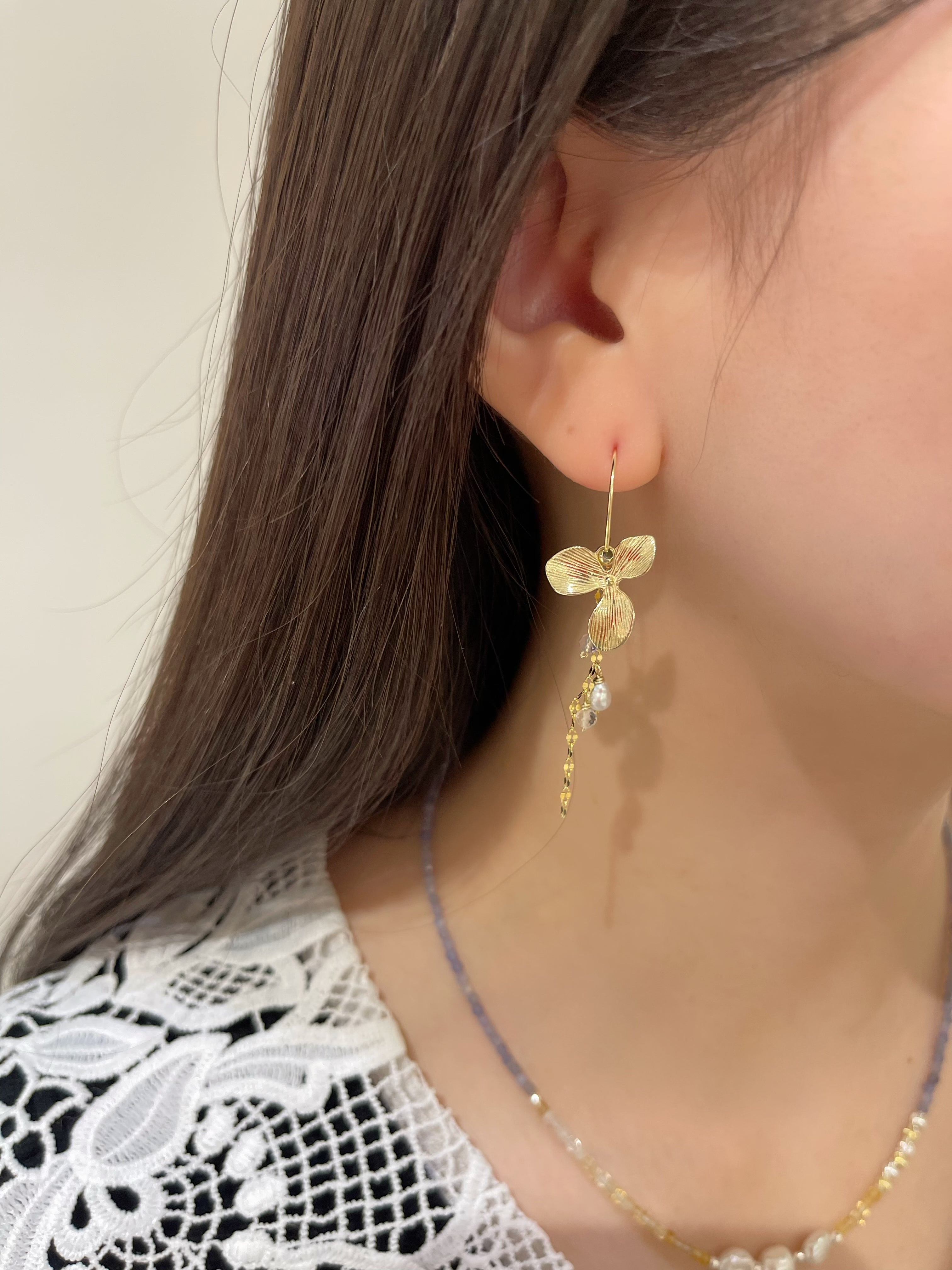 お呼ばれ服に華やかさをプラス純銀花びらピアス